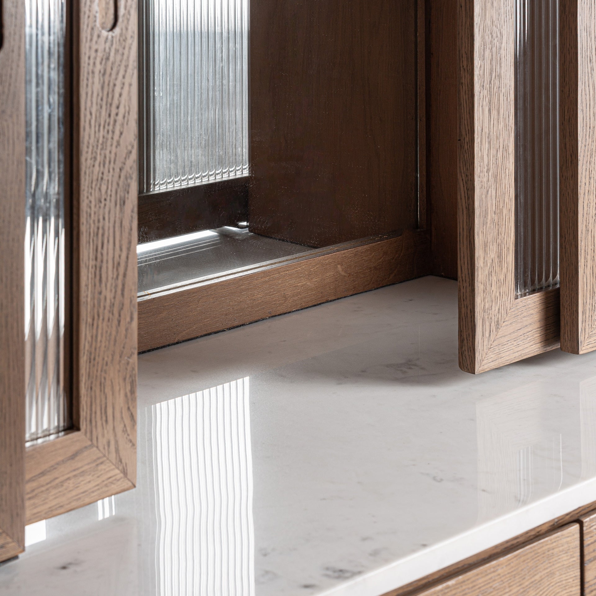 DOUZY Oak Side Table with Glass and Marble Top