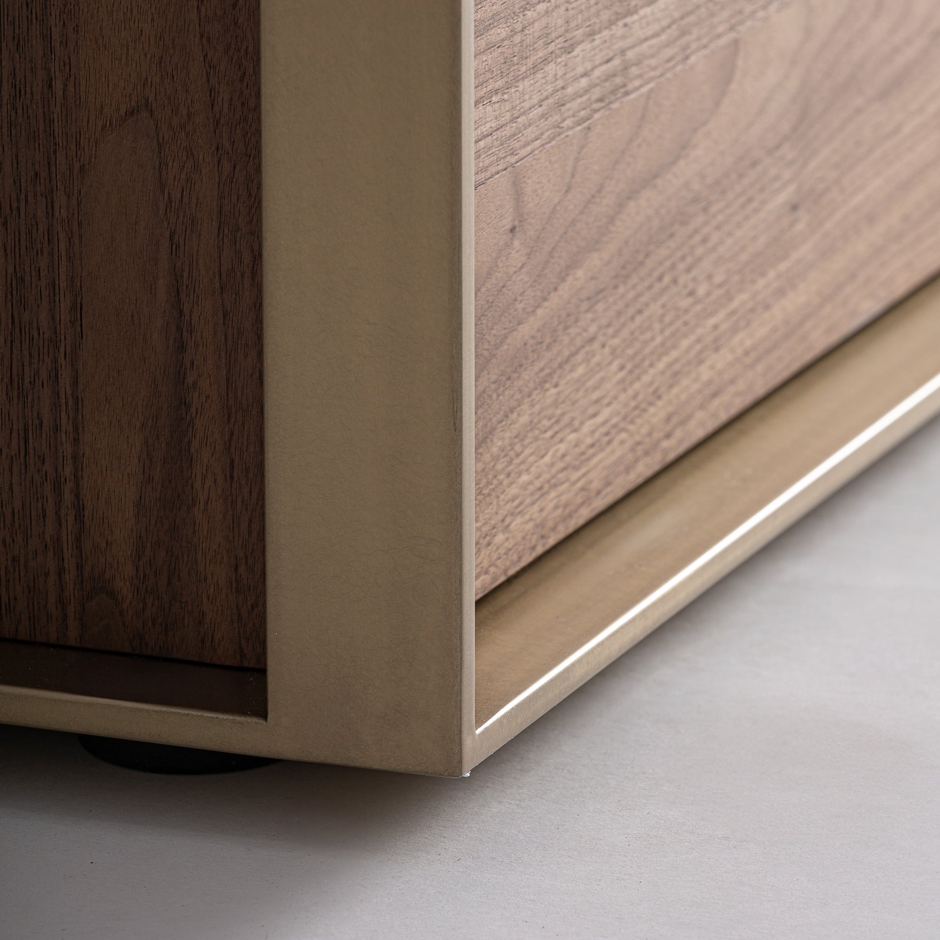 TV stolek AISBY z jasanového dřeva se skleněnou deskou