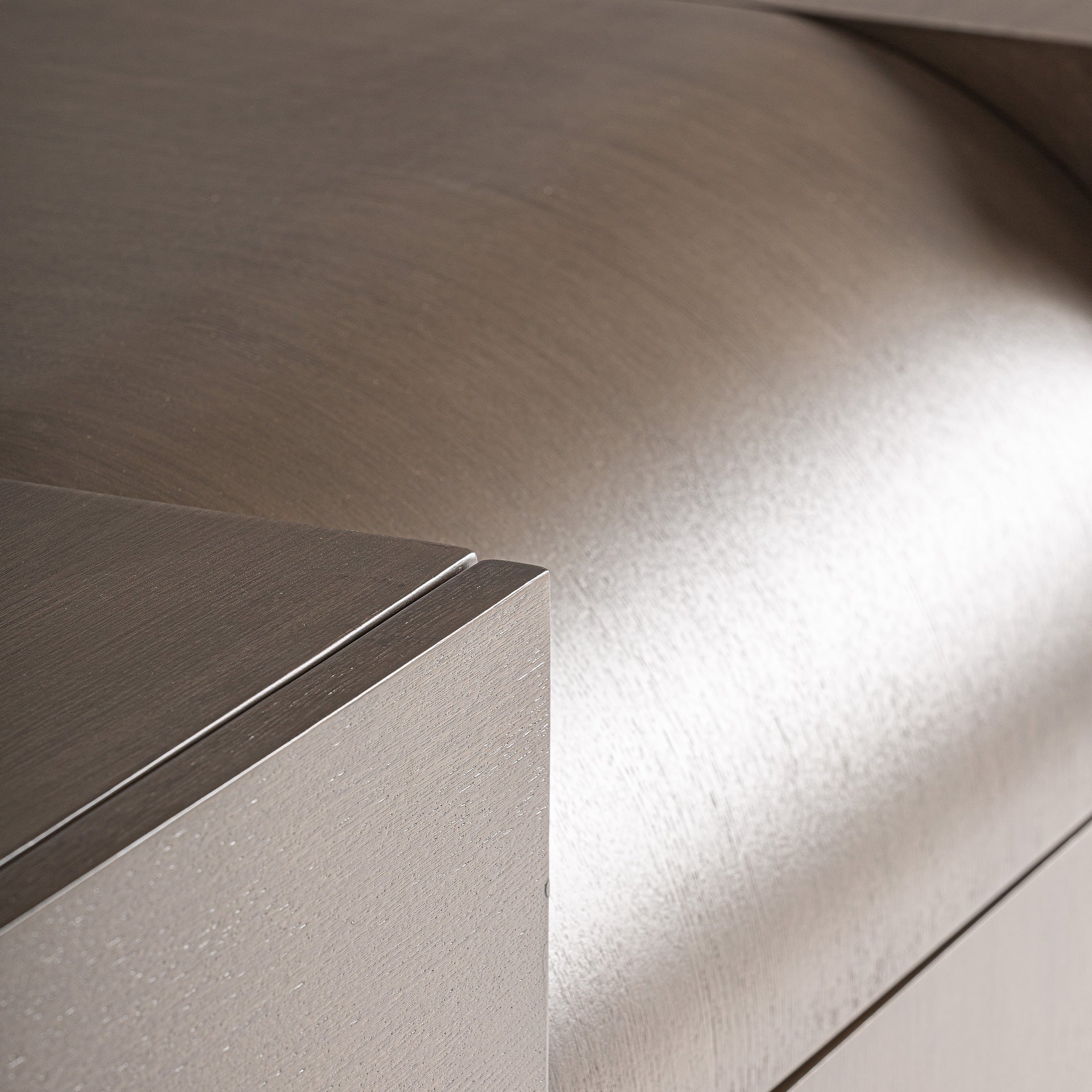 Televizní stolek AKSARAY z dubového dřeva