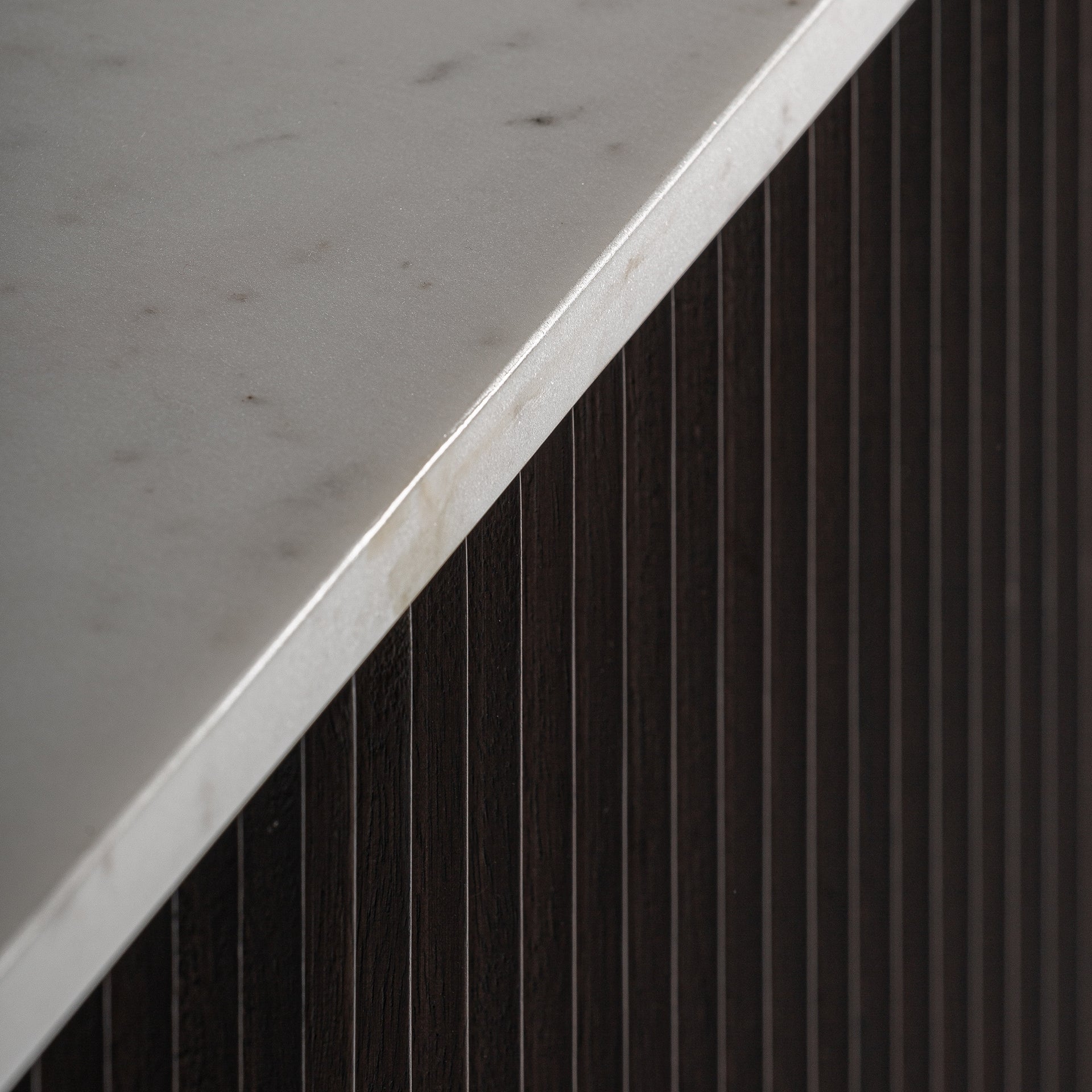 Televizní stolek CENVES z mangového dřeva s mramorovou deskou