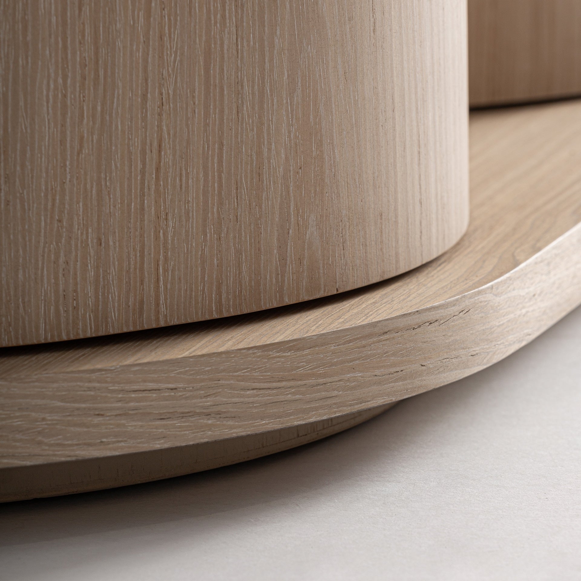 RTV skříň KHARJ z dubového dřeva