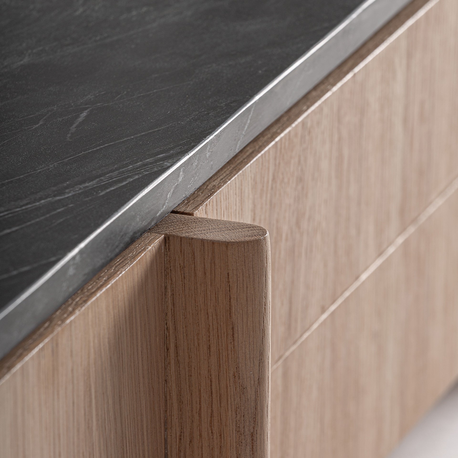 Televizní stolek NARA z dubového dřeva s mramorovou deskou