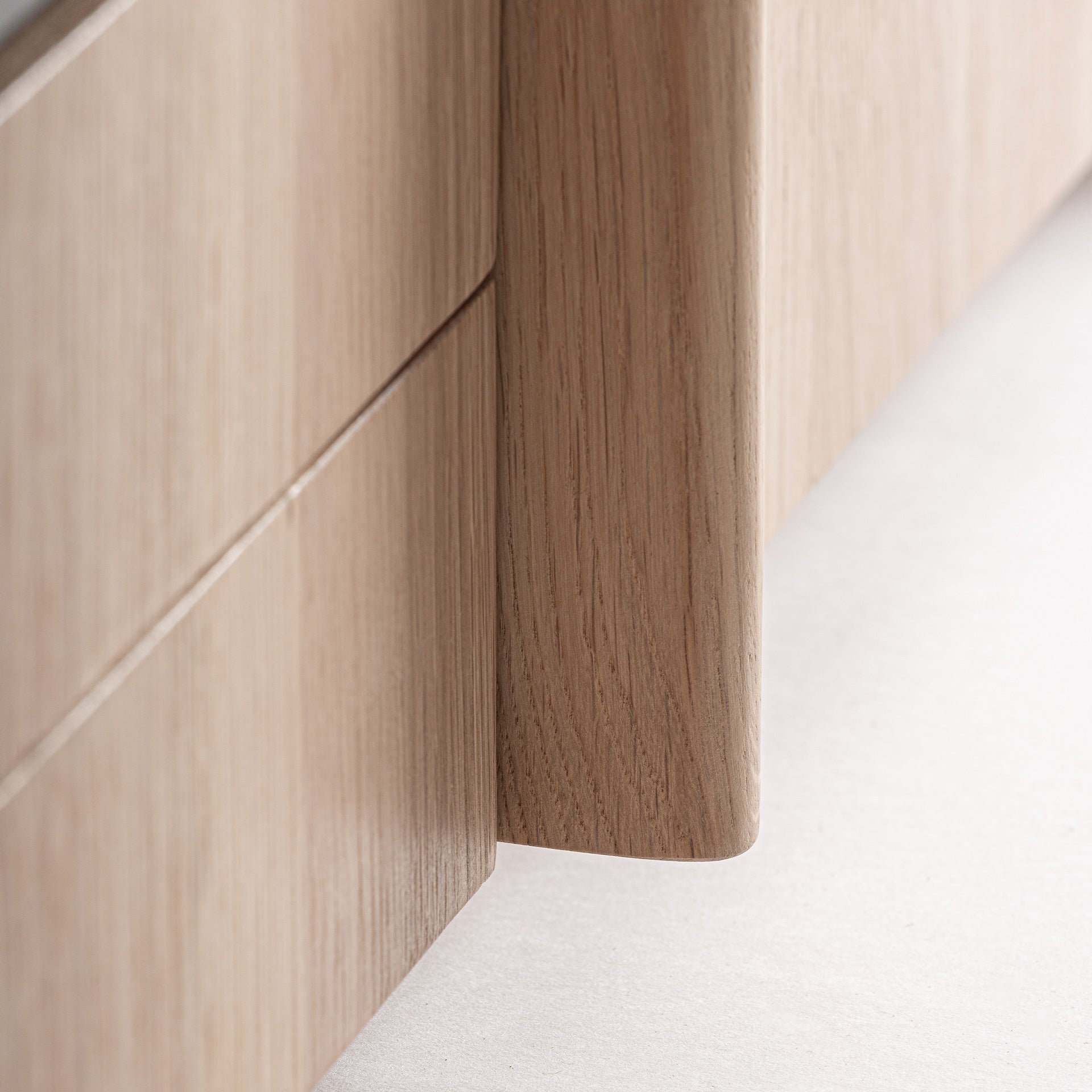 Televizní stolek NARA z dubového dřeva s mramorovou deskou