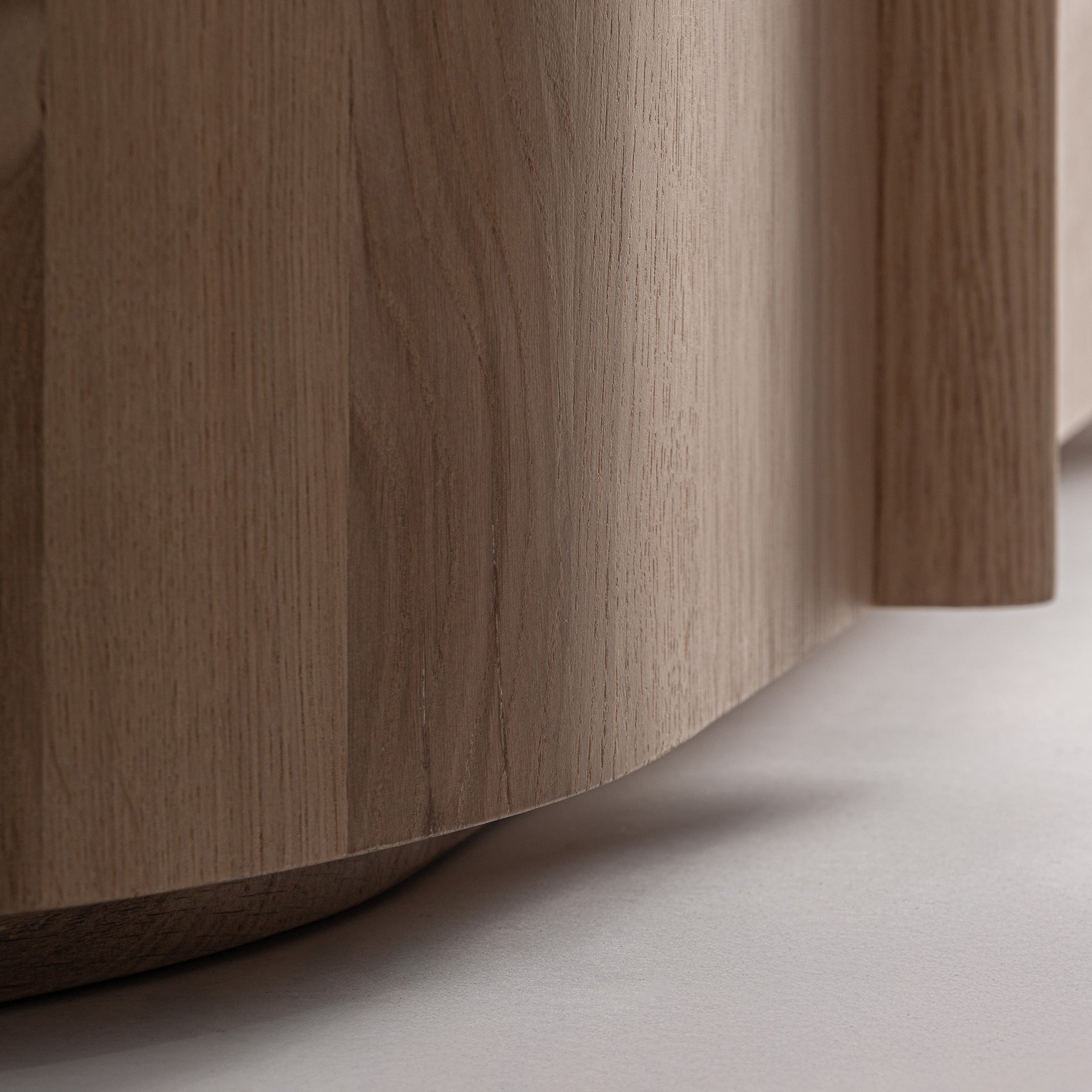 Televizní stolek NARA z dubového dřeva s mramorovou deskou