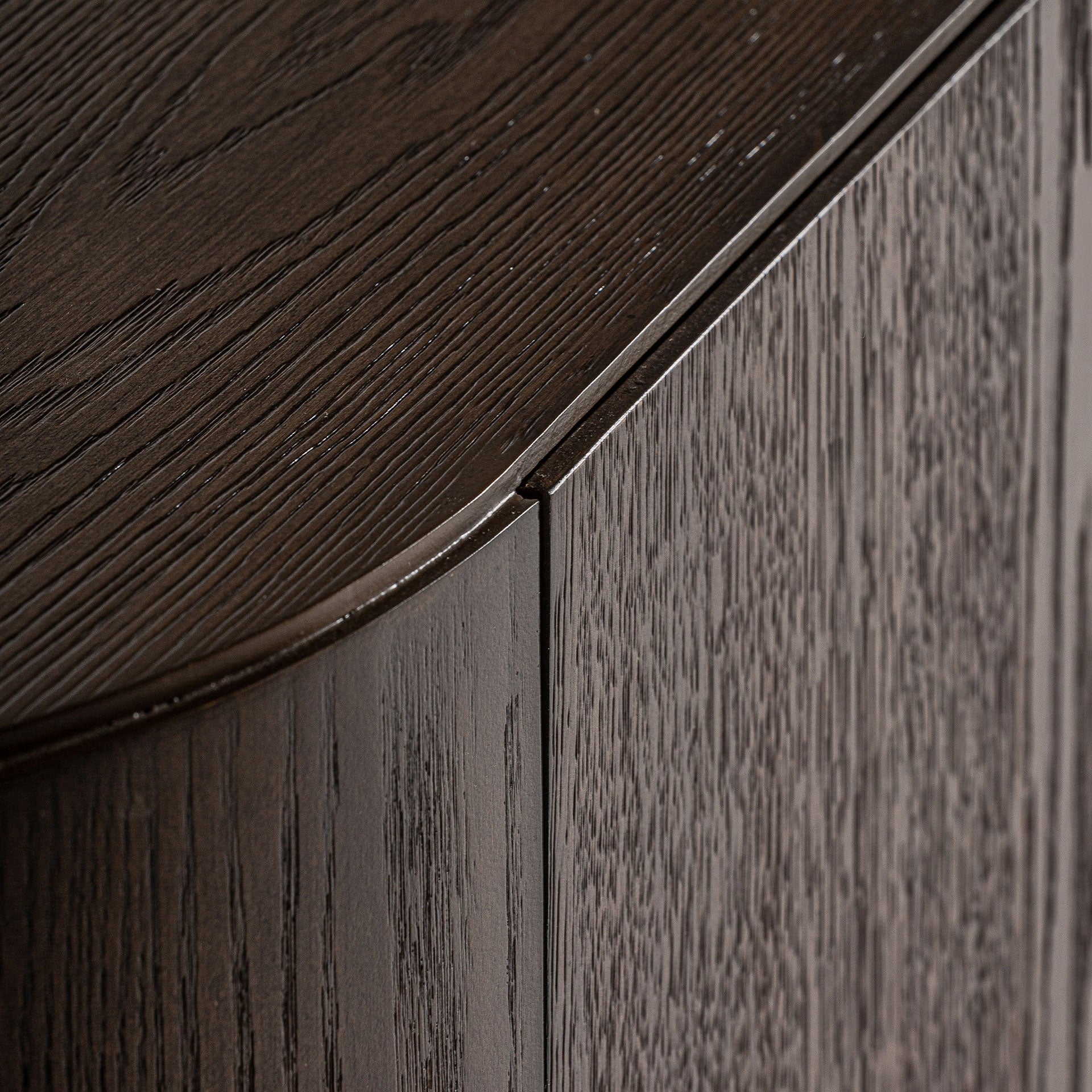 Televizní stolek TREIGNAC z dubového dřeva se zlatou základnou