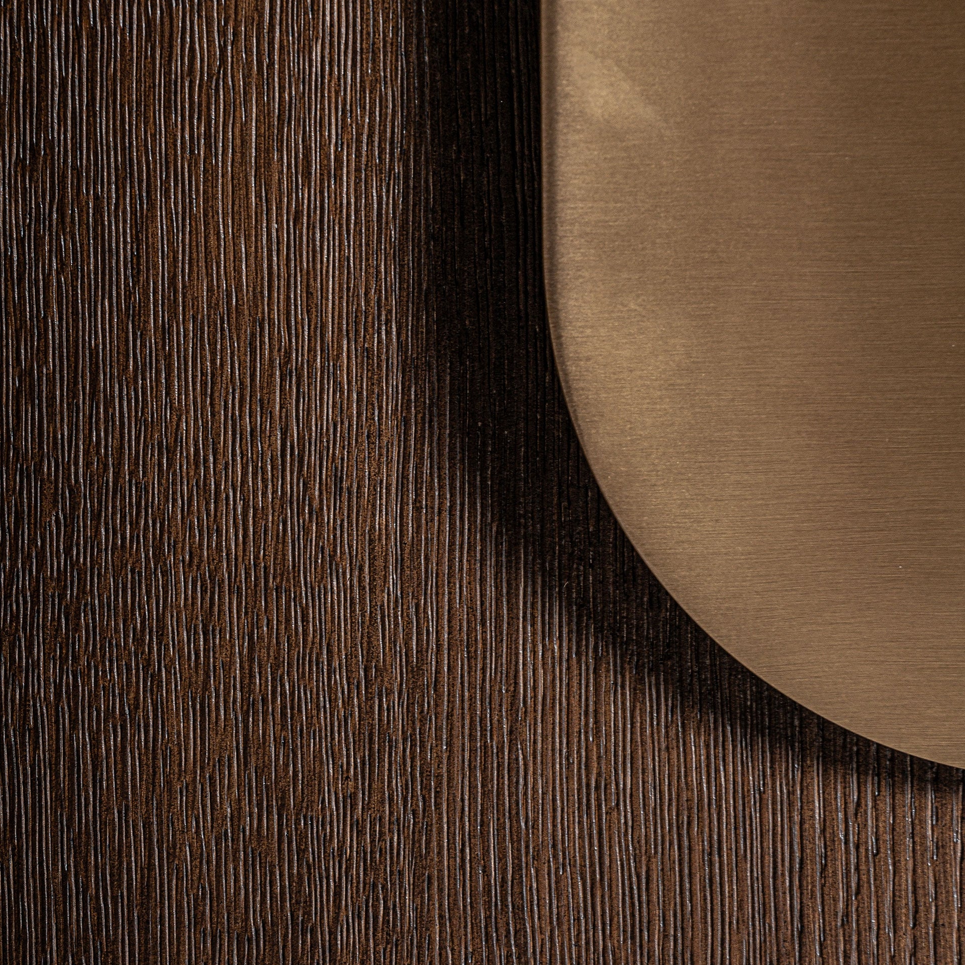 Televizní stolek TREIGNAC z dubového dřeva se zlatou základnou