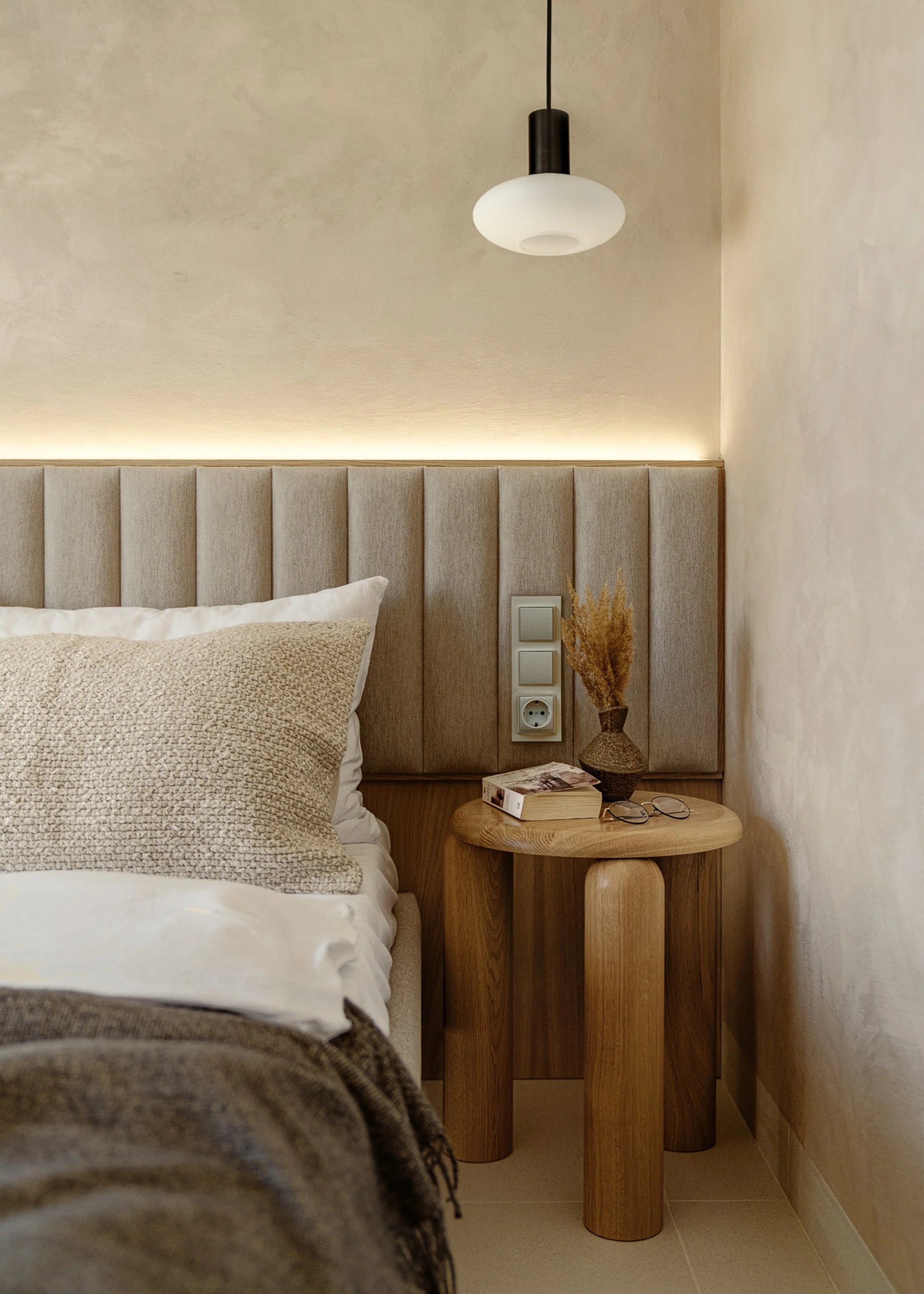 Boční stolek NEO z dubového dřeva