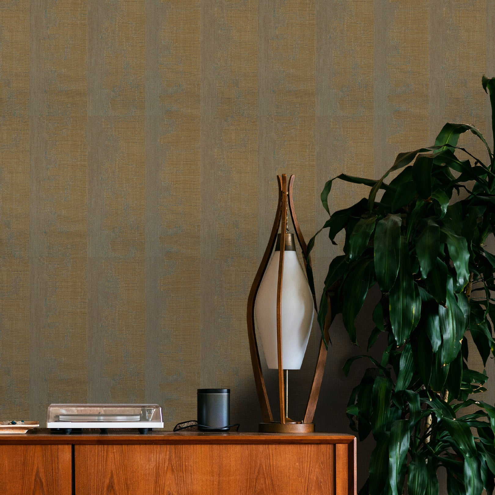 Structural wallpaper with metallic reflections NÉRIKOMI - VERT DE GRIS/DORÉ gold with green