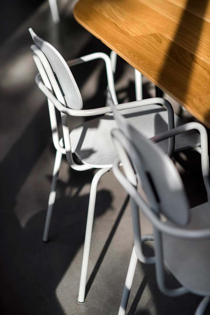 Židle NEW SCHOOL béžová základna