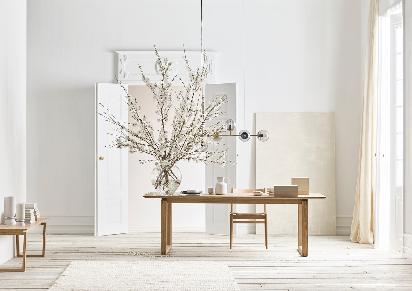 Bílý stůl NORD s bílým podstavcem