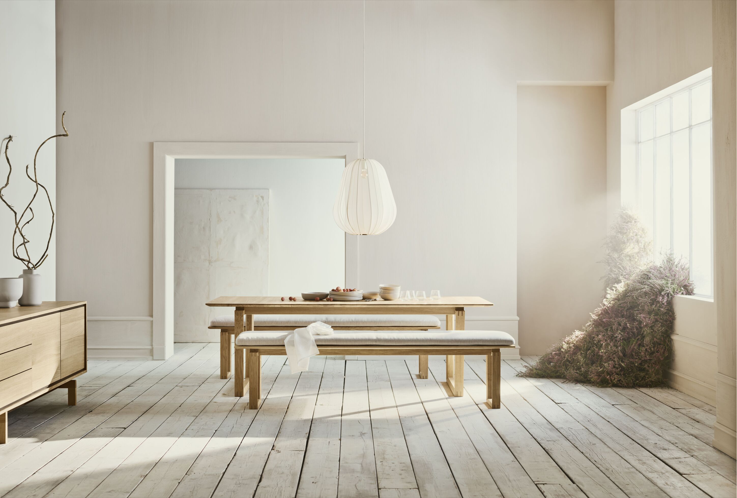 Stůl NORD bledě bílé dubové dřevo s černým podstavcem