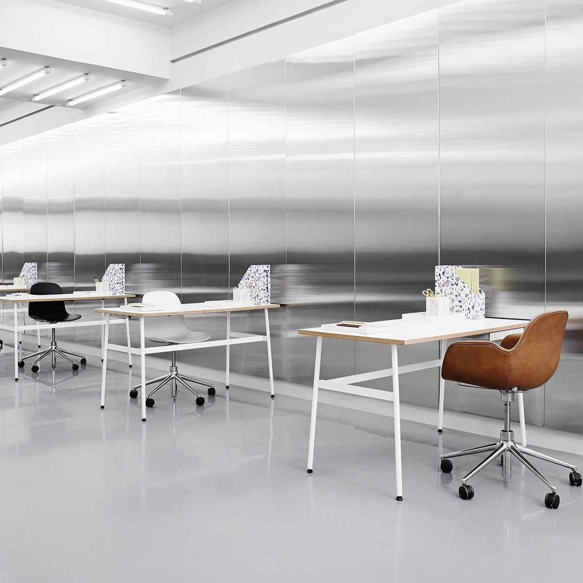 Office chair with 4W Form armrests warm gray with an aluminum base