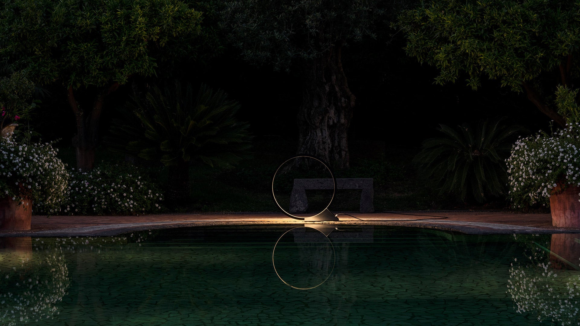 Lampa podłogowa zewnętrzna O czarny