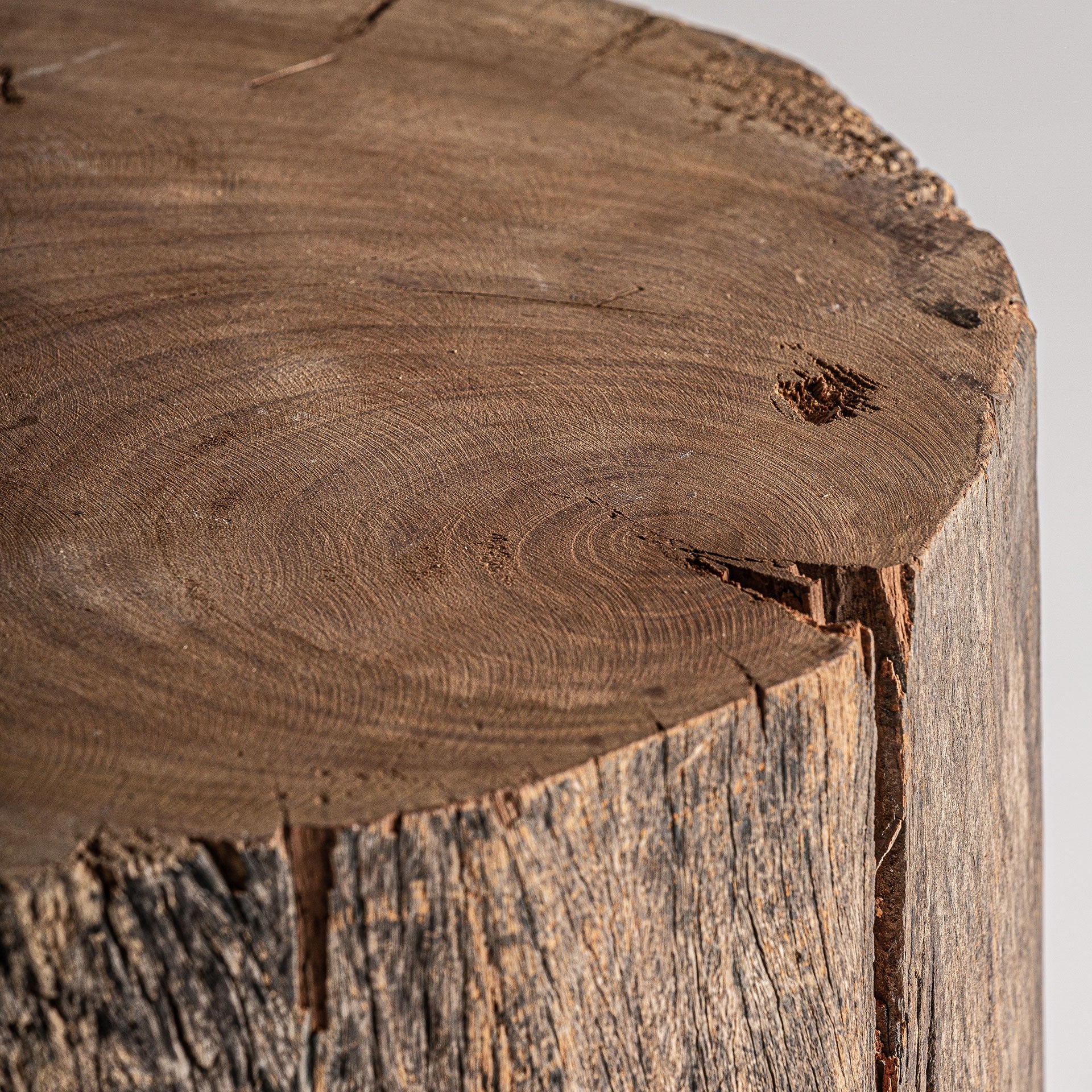 Sloup MALUNG tropické dřevo