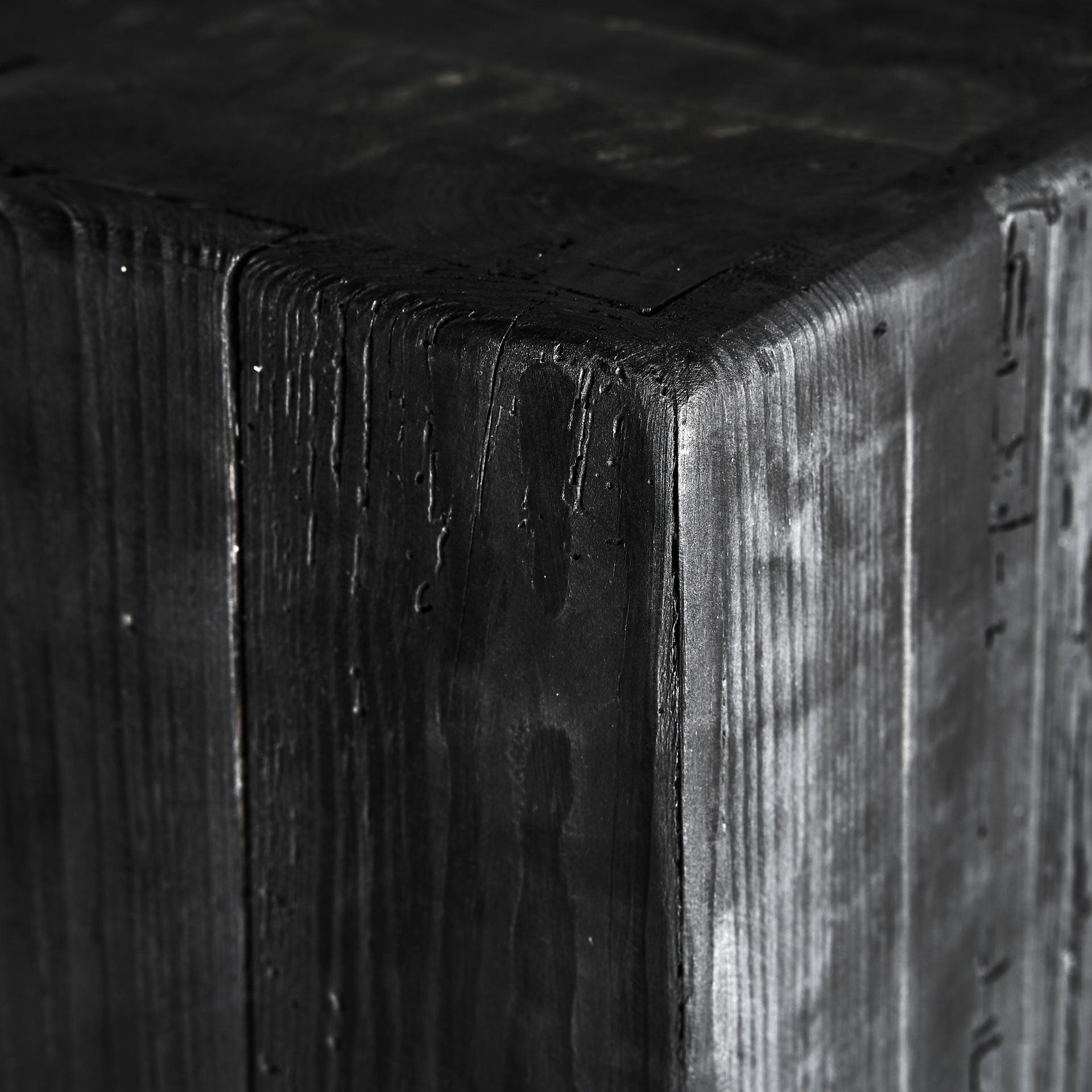 Sloupec VIEVY černé z recyklovaného borového dřeva