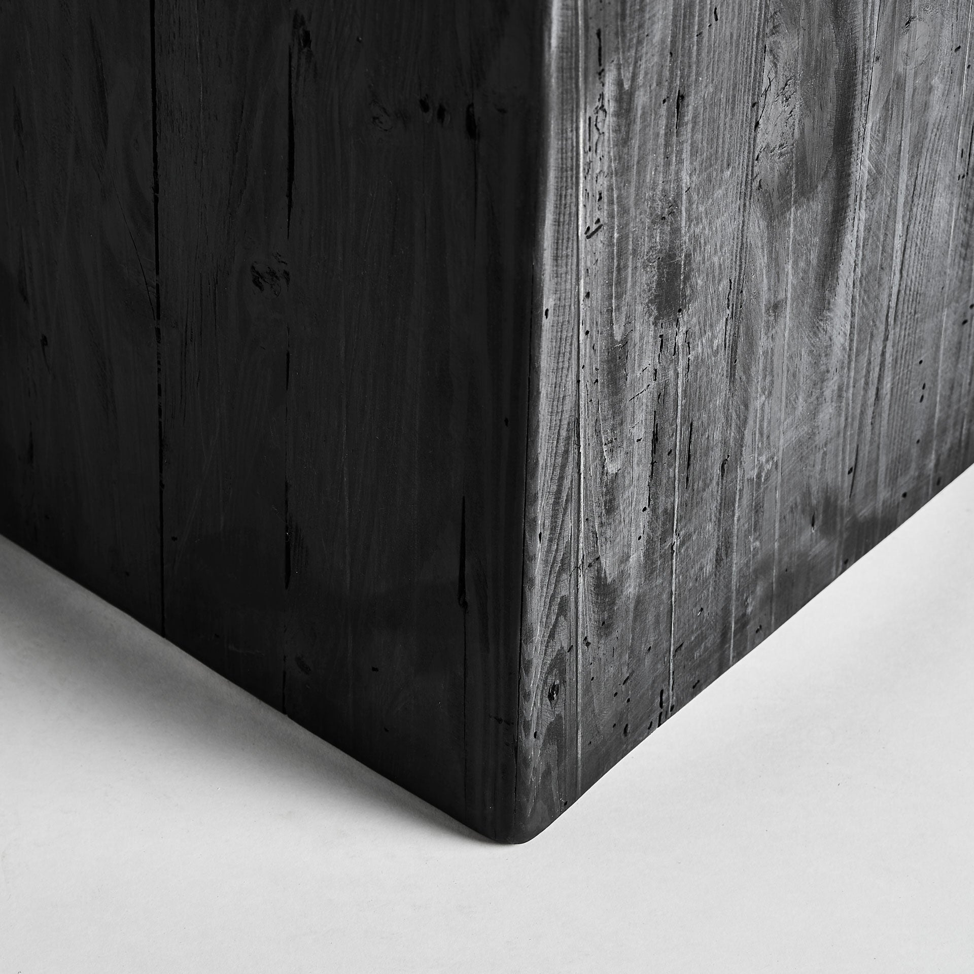 VIEVY Column Black Recycled Pine Wood