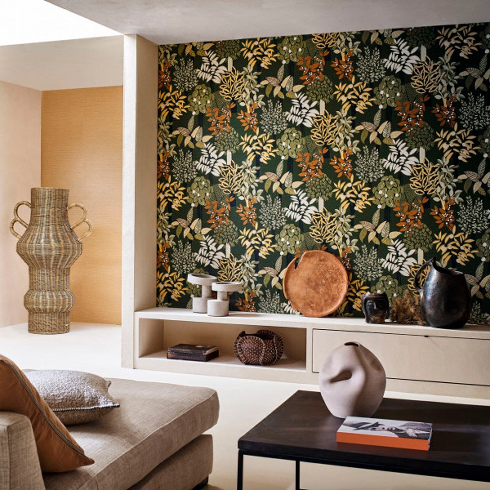 Tapeta strukturovaná s rostlinným motivem PERADENIYA - KAKI/PAILLE khaki se slámou