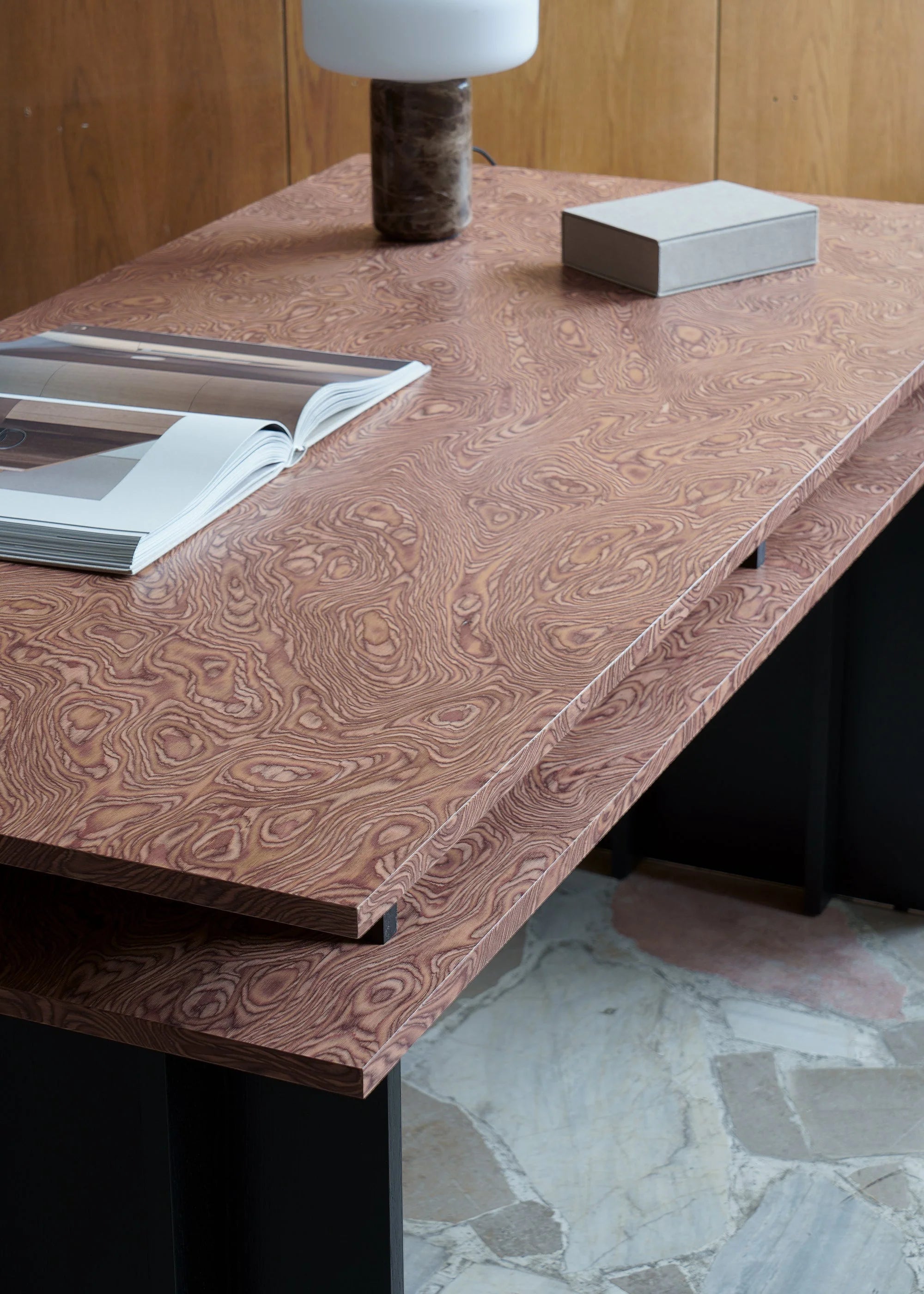 Psací stůl PIATO s dýhovanou deskou a černým podstavcem