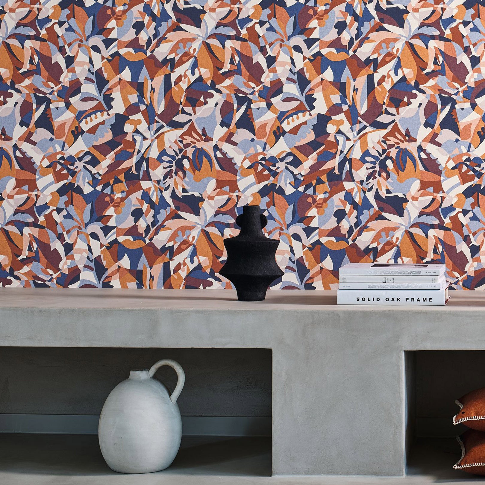 Tapeta s abstraktním vzorem s rostlinným motivem PLONGEON - MARINE/TERRACOTTA modrá s terakotou