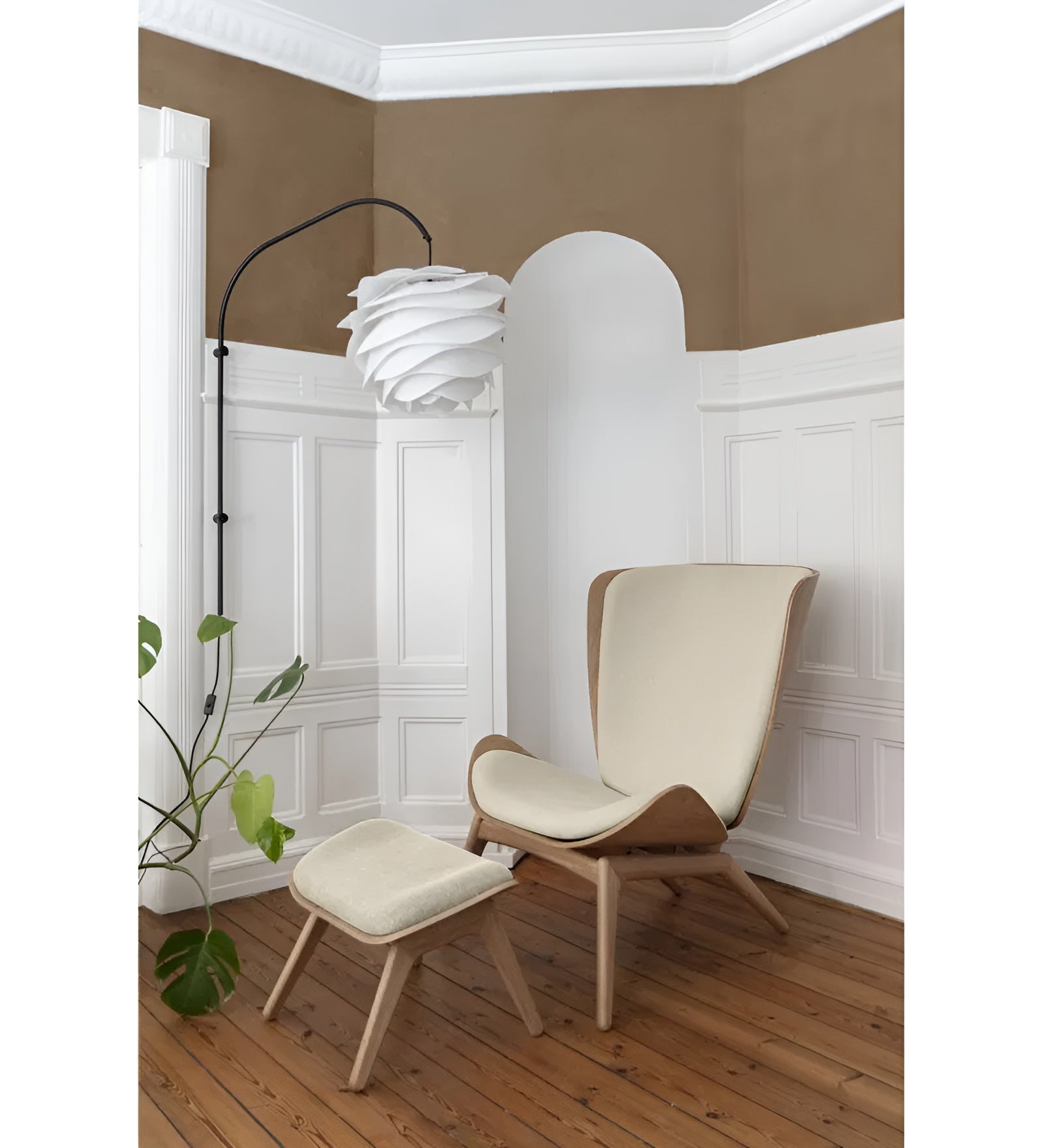 Podnožník READER pískový s černým podstavcem