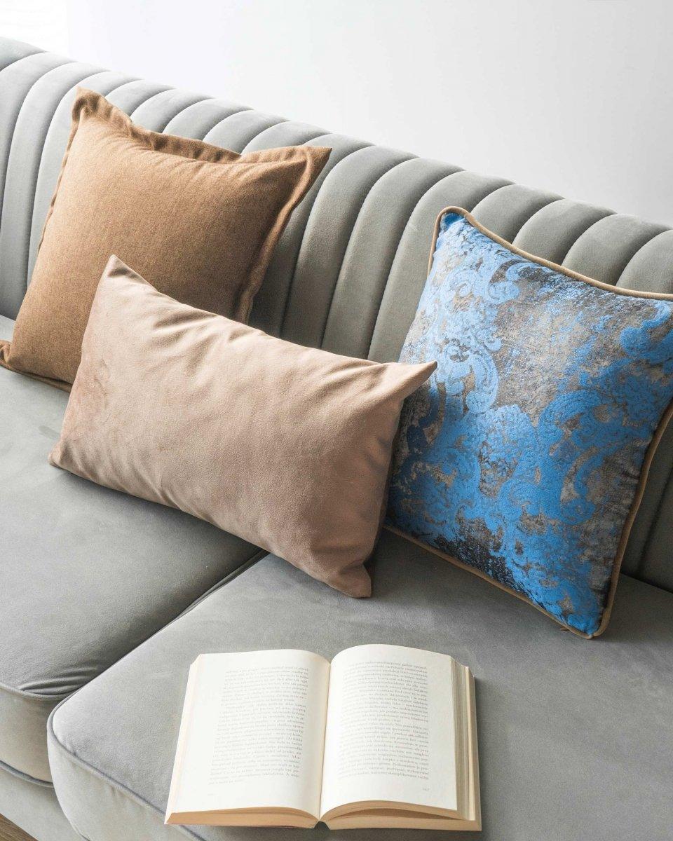 Poduszka dekoracyjna VELVET ciemnobeżowy – styl glamour