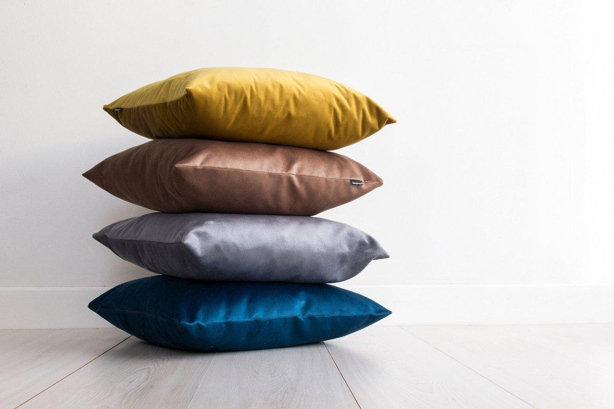 Poduszka dekoracyjna VELVET ciemnobeżowy – styl glamour