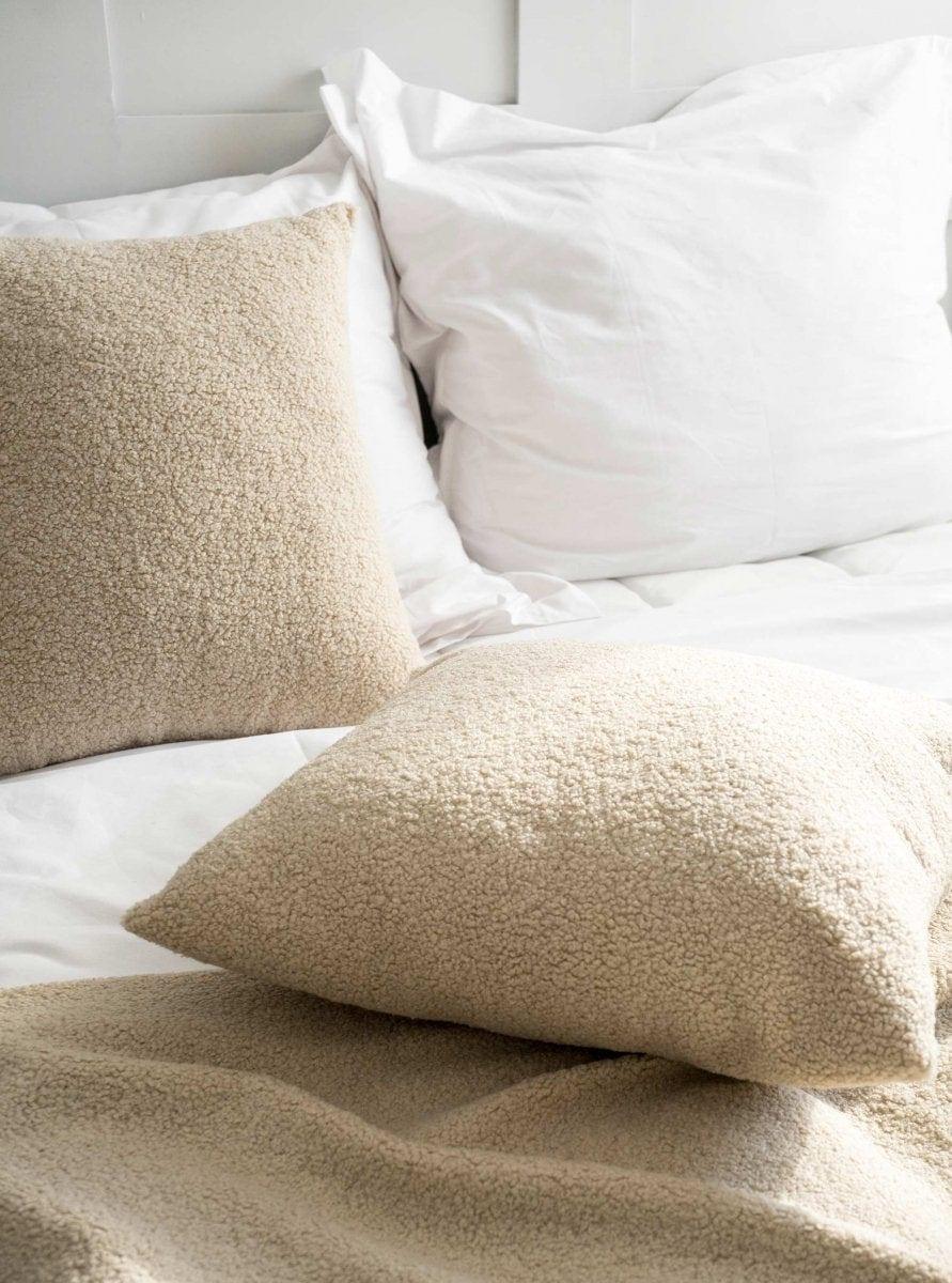 Poduszka w tkaninie boucle COZY beżowy – Poduszkowcy