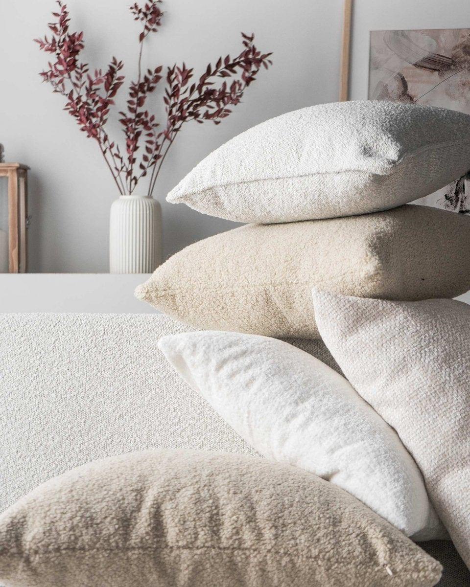 Poduszka w tkaninie boucle COZY beżowy – styl skandynawski
