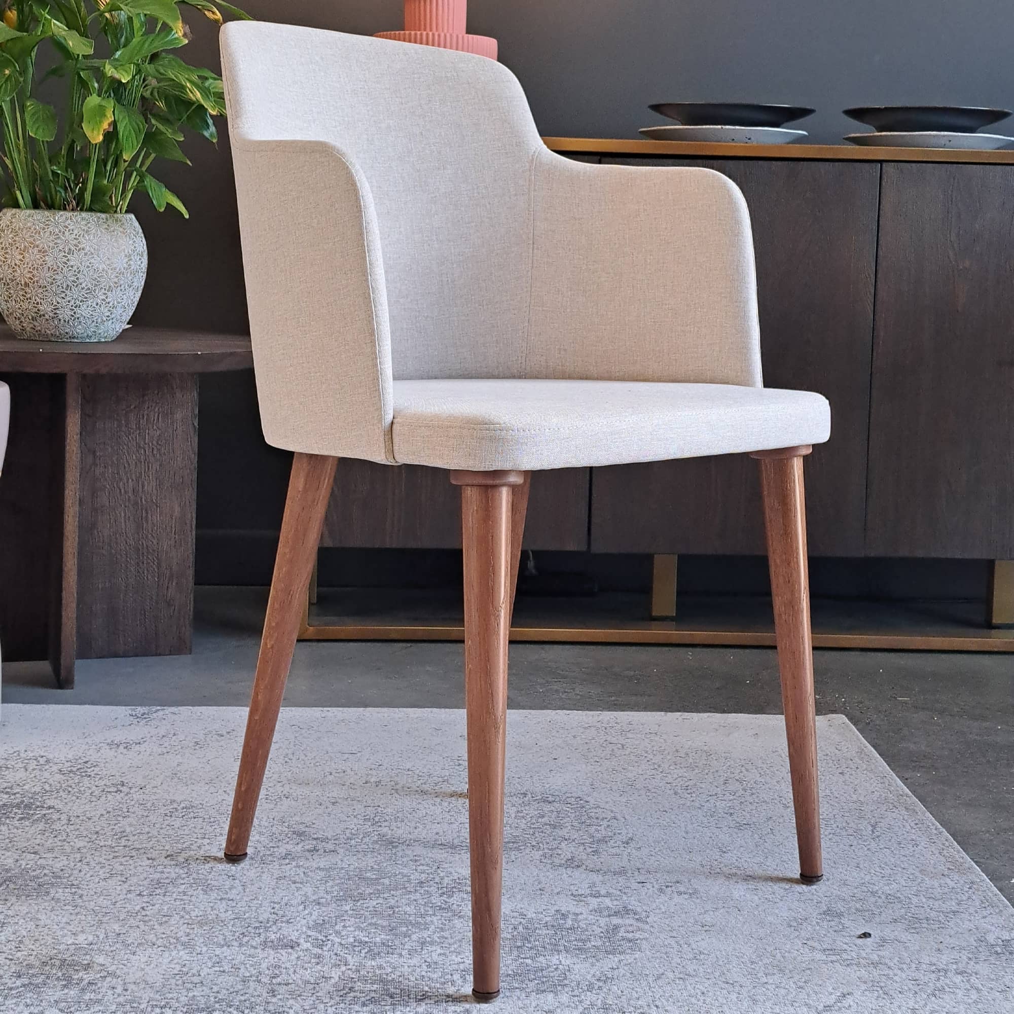 Křeslo s opěrkami LAGOM čalouněné