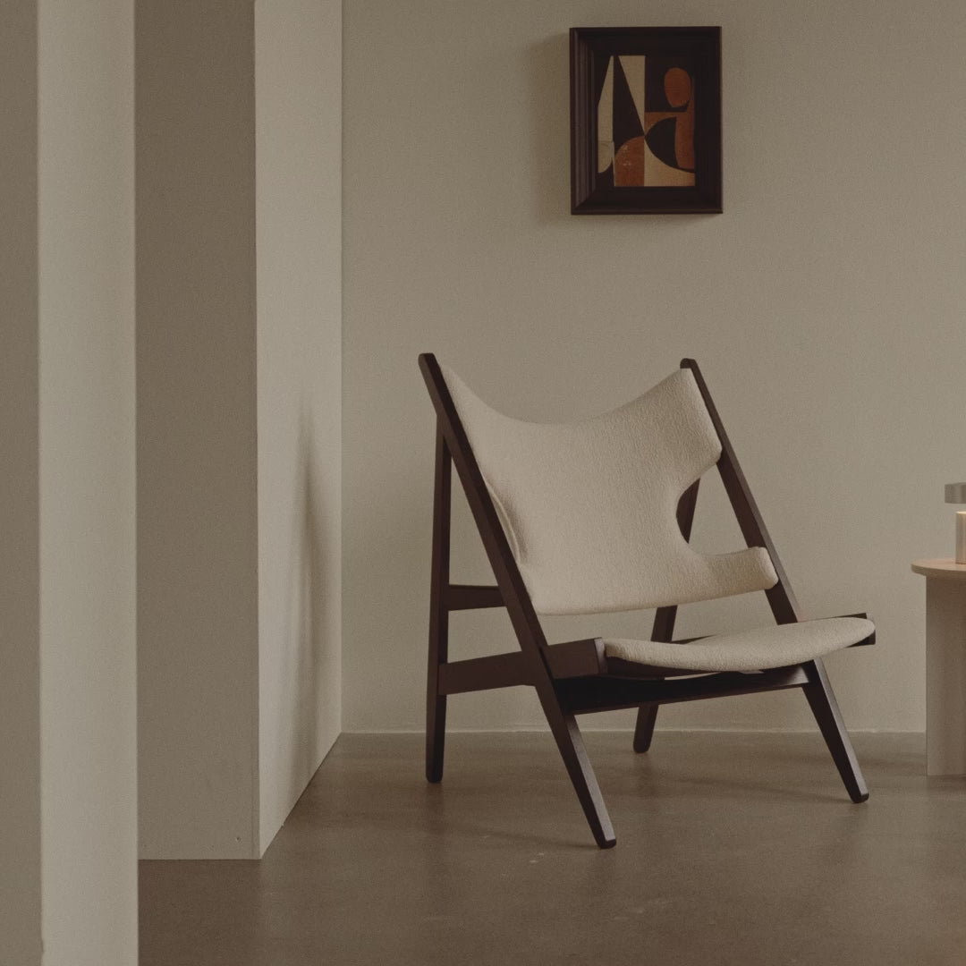 Křeslo KNITTING krémové s dubovým podstavcem