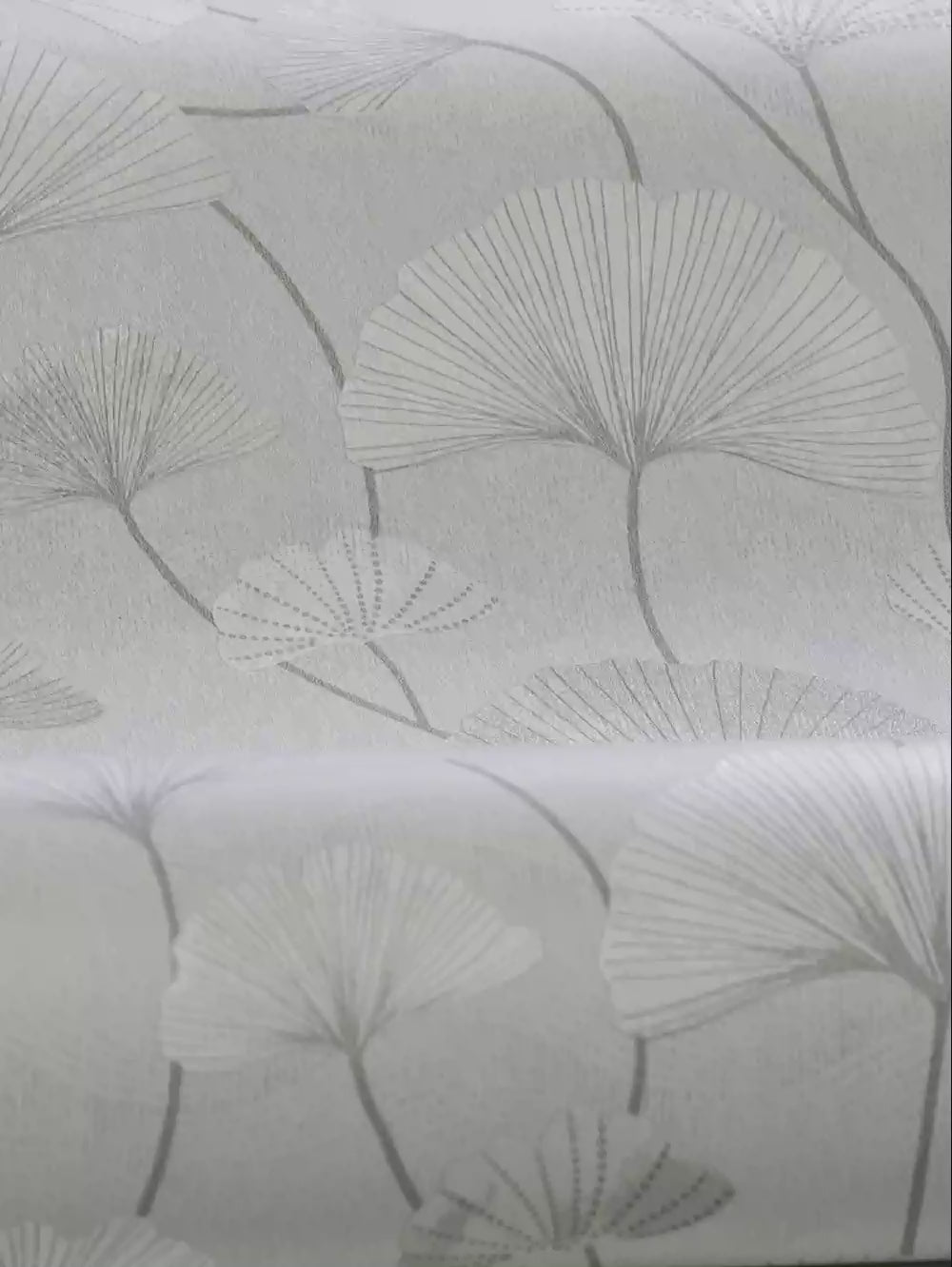 Tapeta se strukturovaným rostlinným motivem SOPHIA šedá