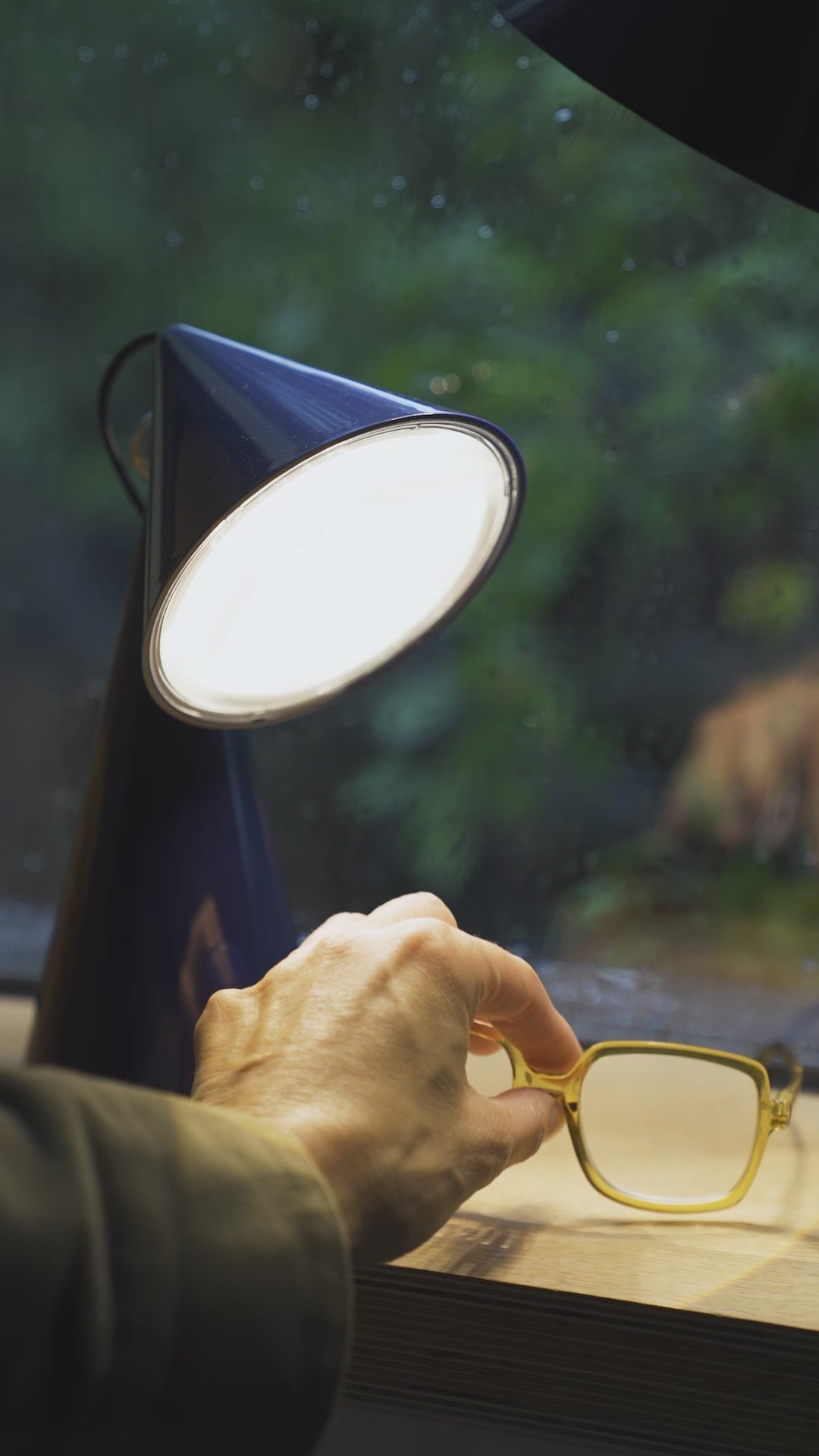 Portable table lamp POSE blue