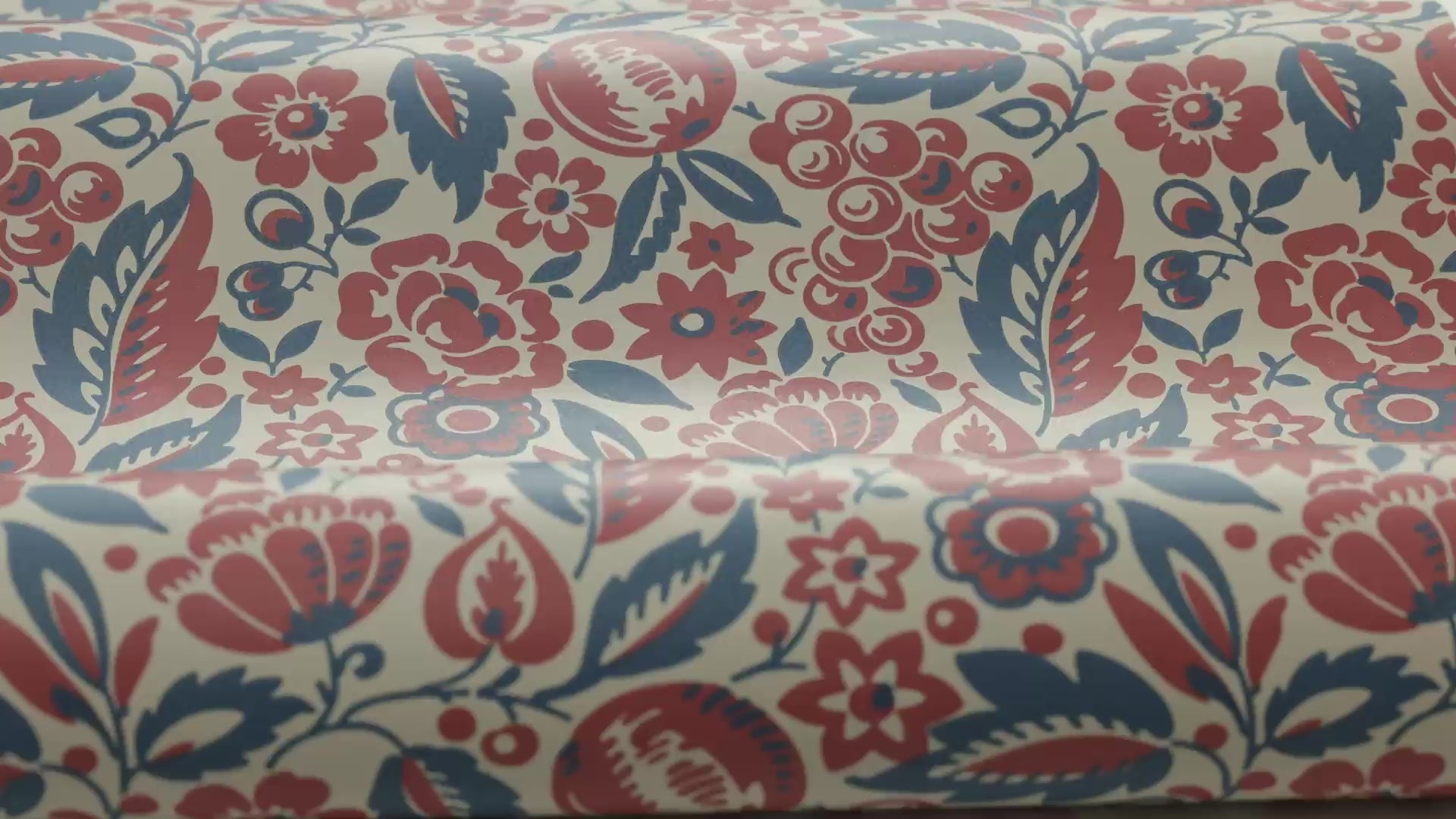 Tapeta s rostlinným motivem květin ELISE červená s modrou