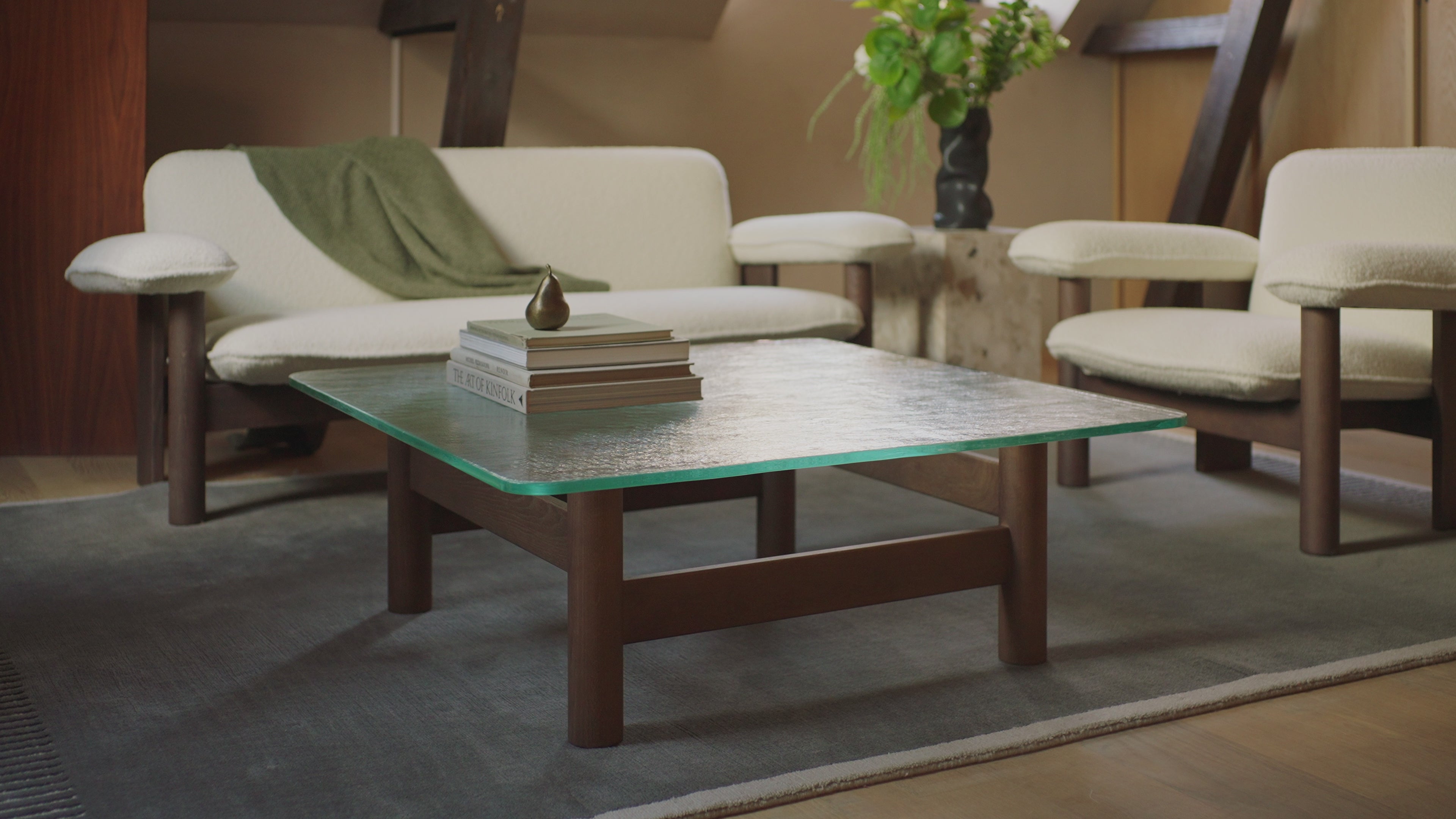 Konferenční stolek BRASILIA se skleněnou deskou a ořechovým podstavcem