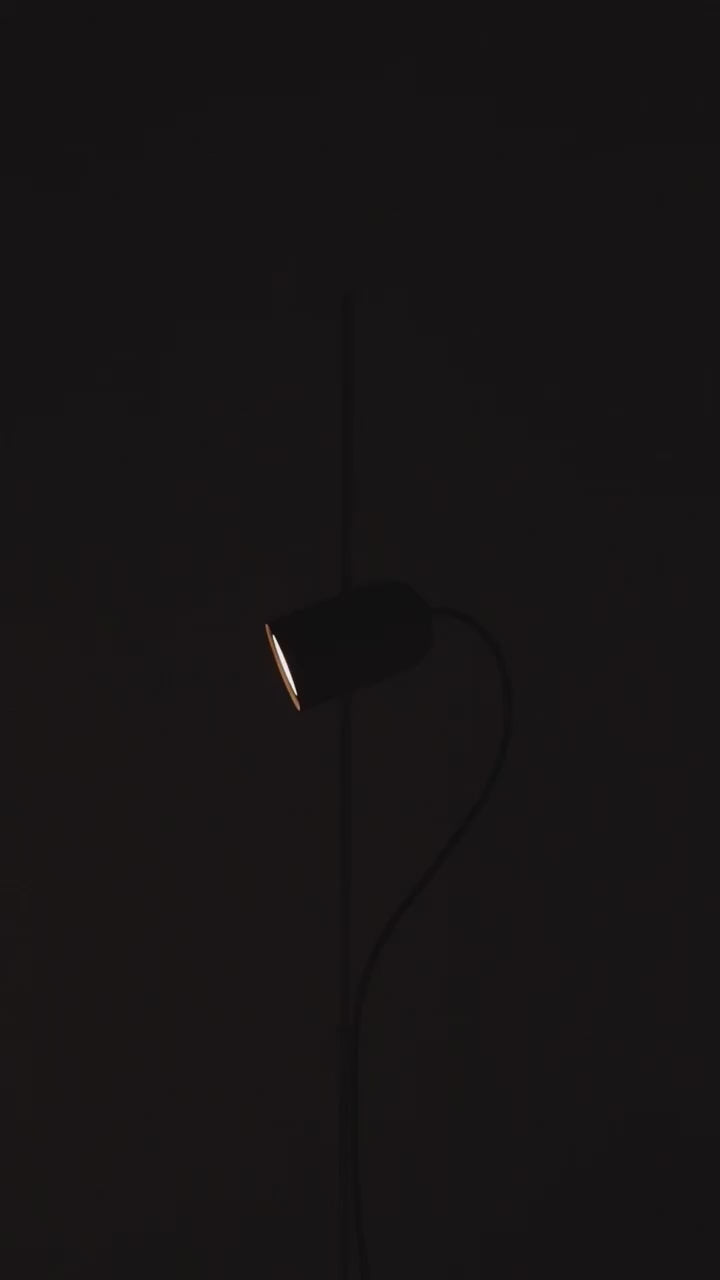Stolní lampa ONFA ořechové dřevo s grafitovým povrchem