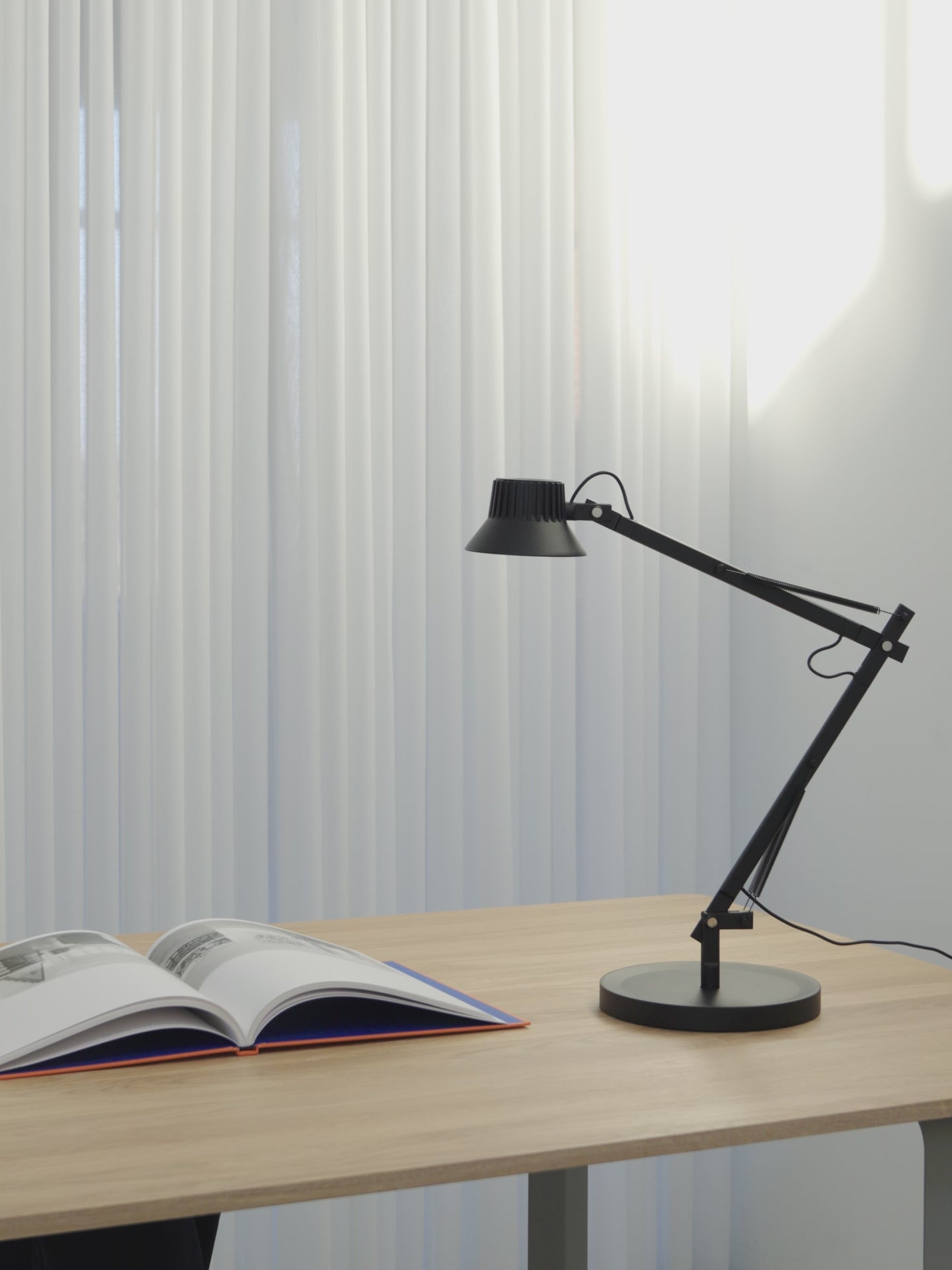 Regulovatelná stolní lampa DEDICATE černá
