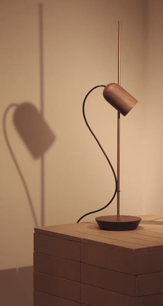 Stolní lampa ONFA ořechové dřevo s grafitovým povrchem