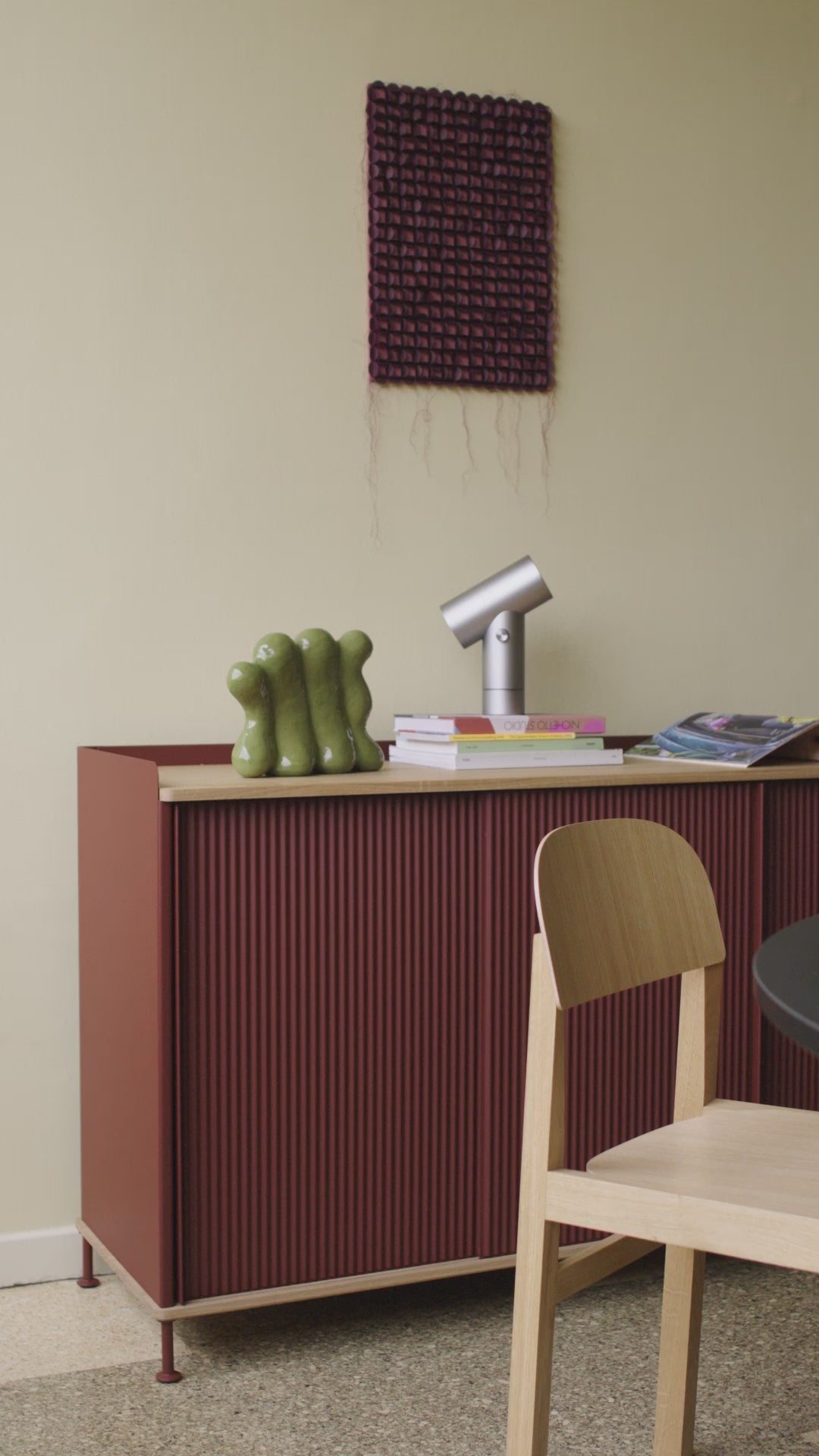 TV skříňka ENFOLD bordó s dubovou deskou