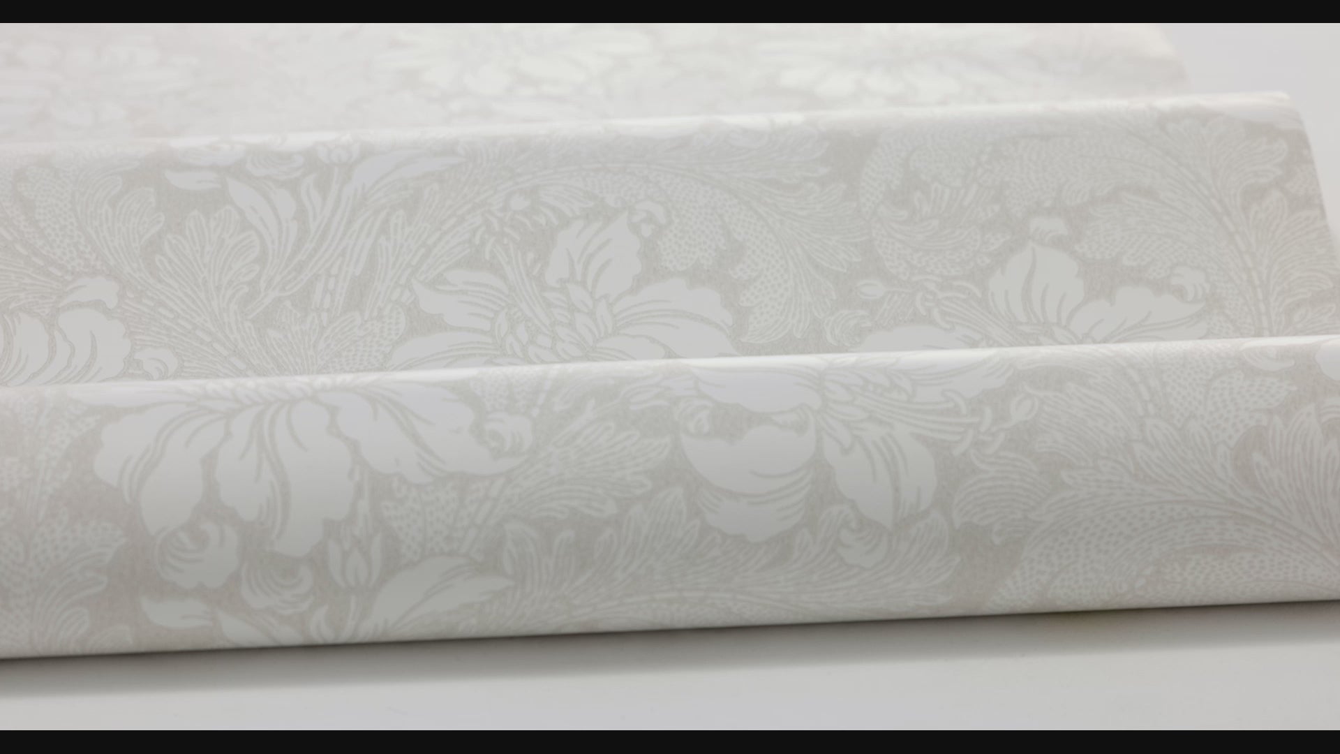 Papírová flizelinová tapeta s rostlinným vzorem ACANTHUS, zlomená bílá