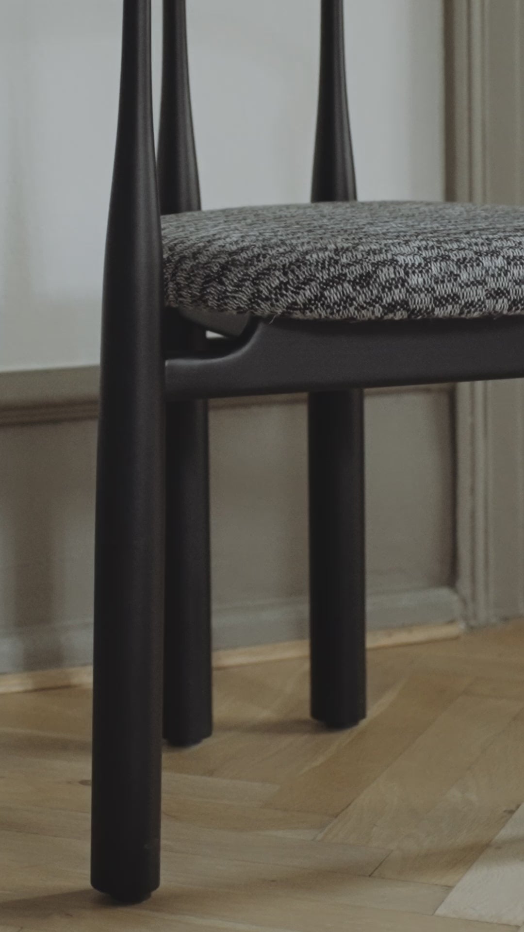 Čalouněné křeslo BUKOWSKI s černým bukovým podstavcem