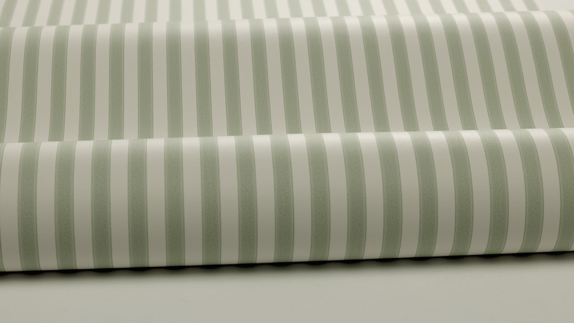 Tapeta s pruhovaným vzorem MÖLLE STRIPE zelená s béžovou