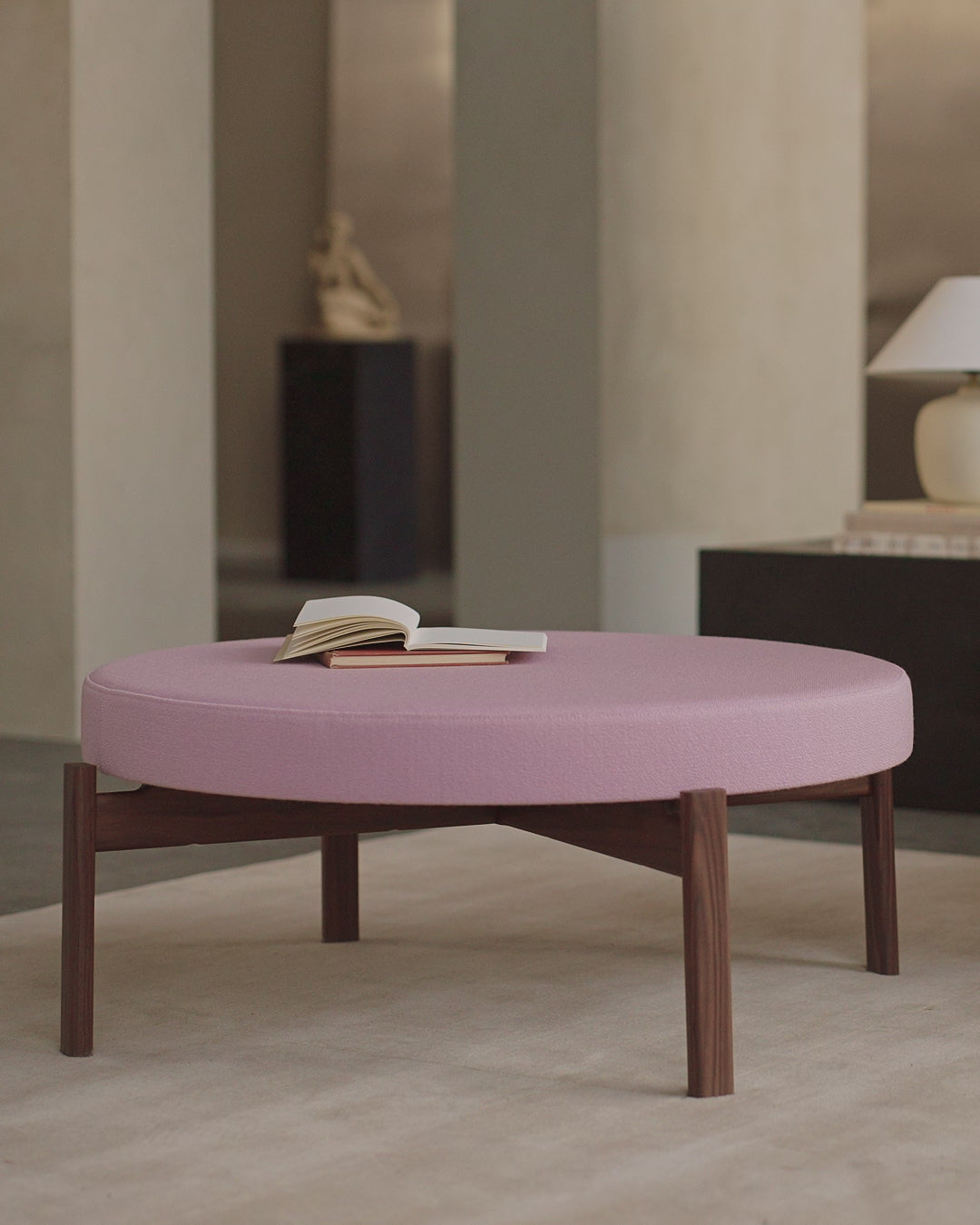 Puf PASSAGE błękitny z dębową podstawą