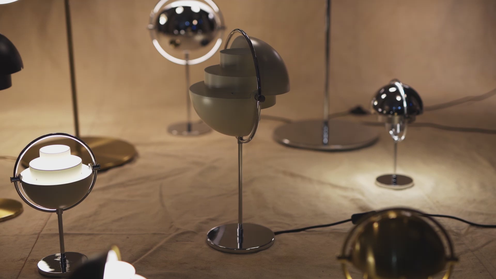 Stolní lampa MULTI-LITE černá s mosazným podstavcem