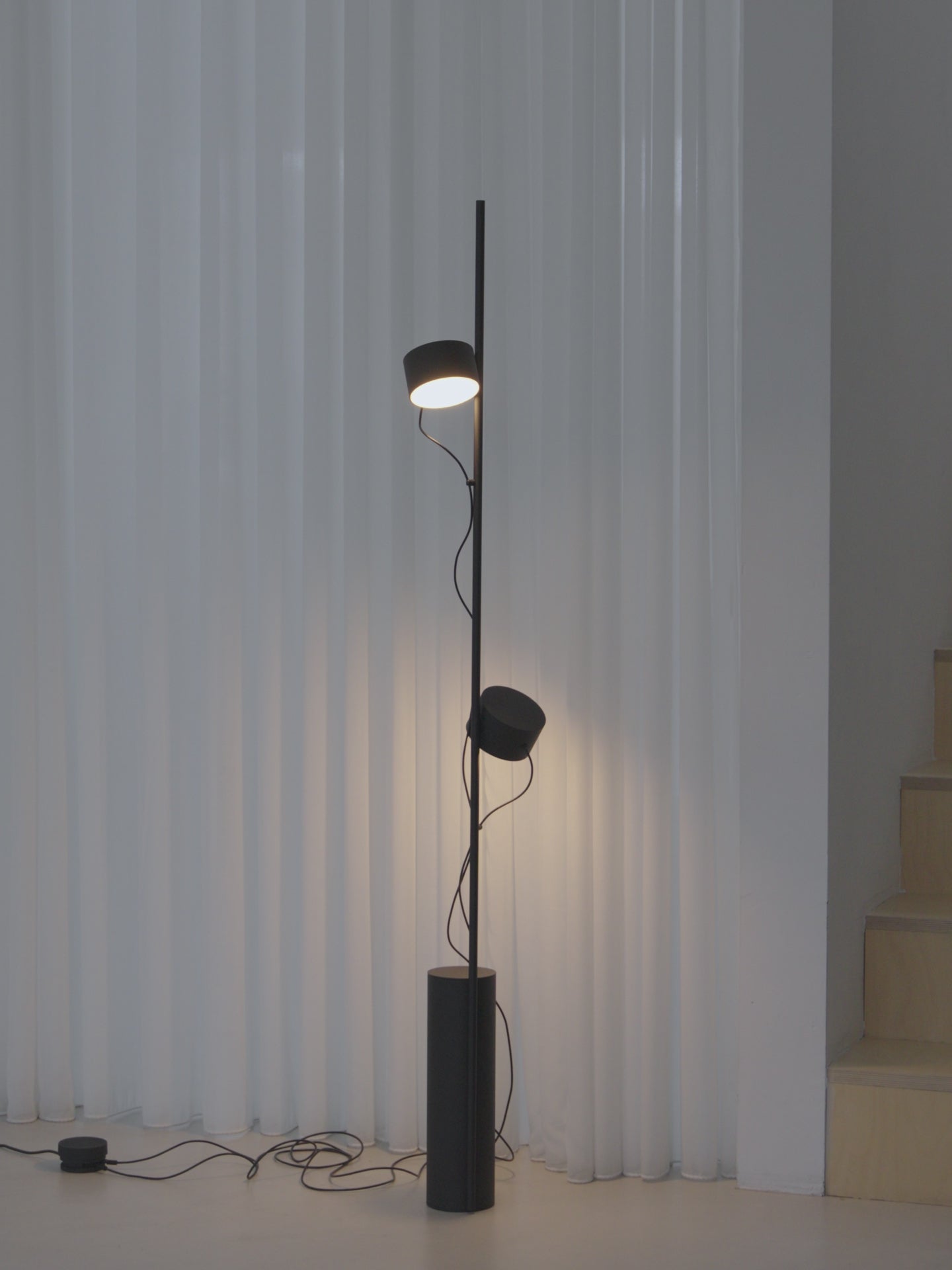 Stojací lampa POST černá