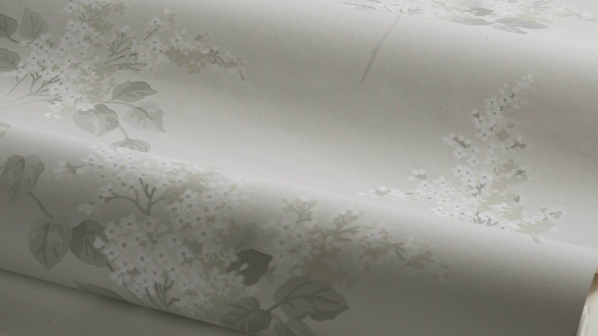 Tapeta s rostlinným vzorem květin LILACS šedá s bílou