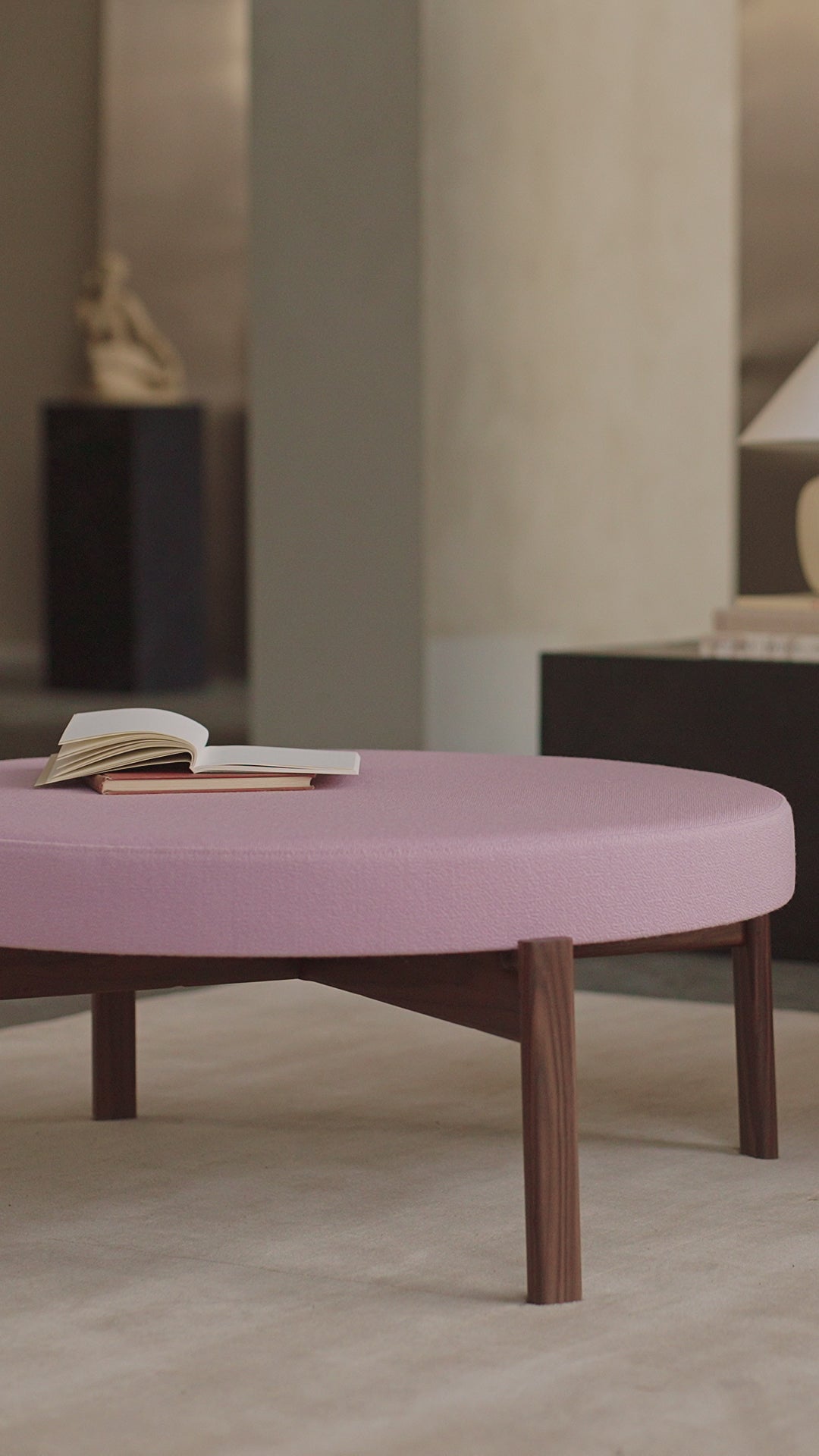 Puf PASSAGE błękitny z dębową podstawą