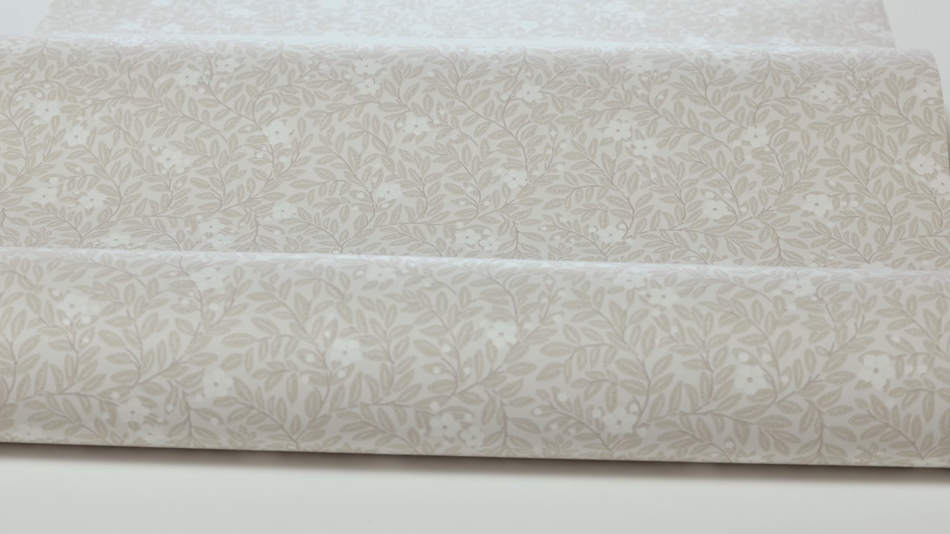 Beige wallpaper with a floral and leaf pattern MYRTEN in white