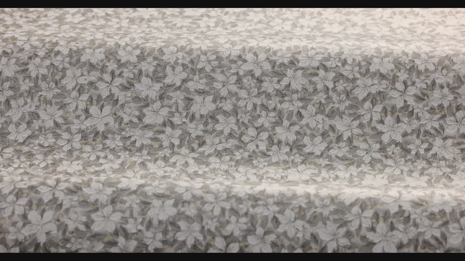 Tapeta s rostlinným motivem květin SKOGSBLOMST hnědá s bílou