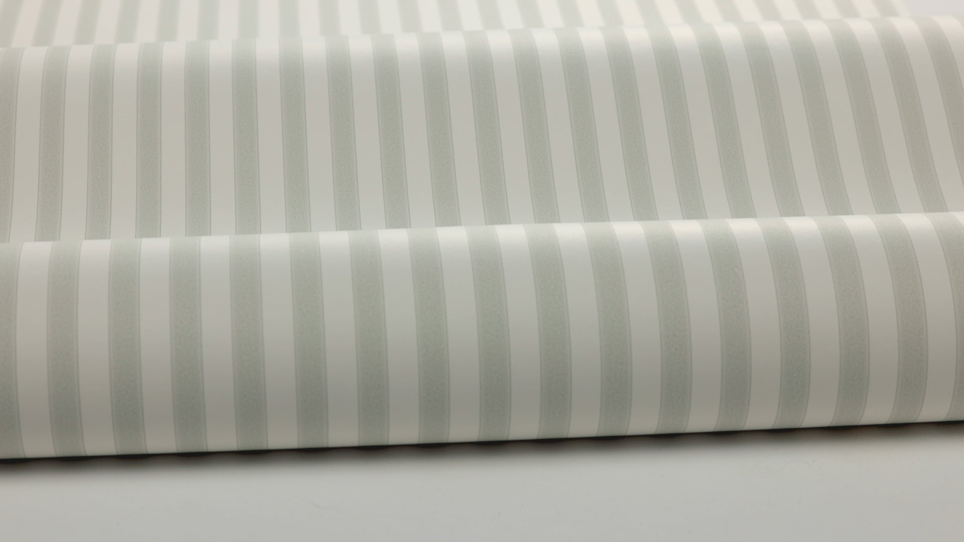 Tapeta s pruhovaným vzorem MÖLLE STRIPE šedá s béžovou