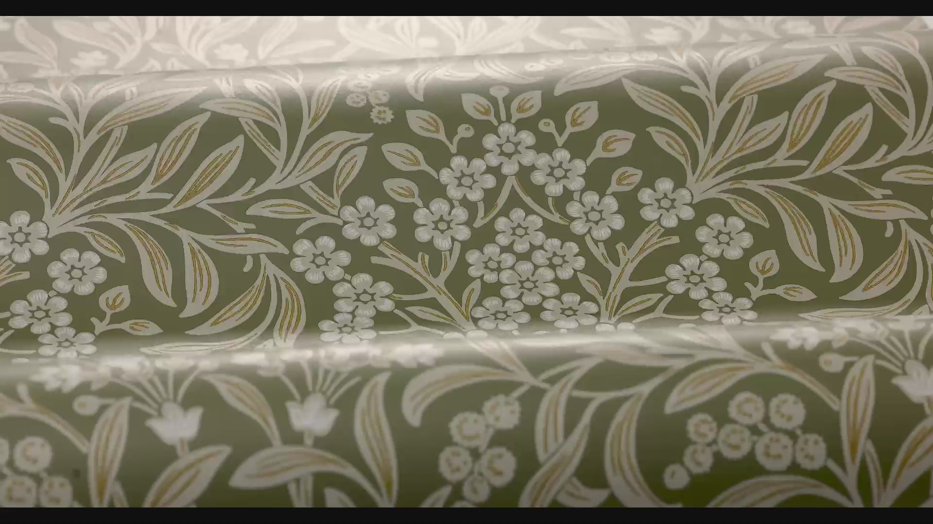 Papírová flizelinová tapeta s rostlinným vzorem KRYDDHYLLAN zelená s béžovou